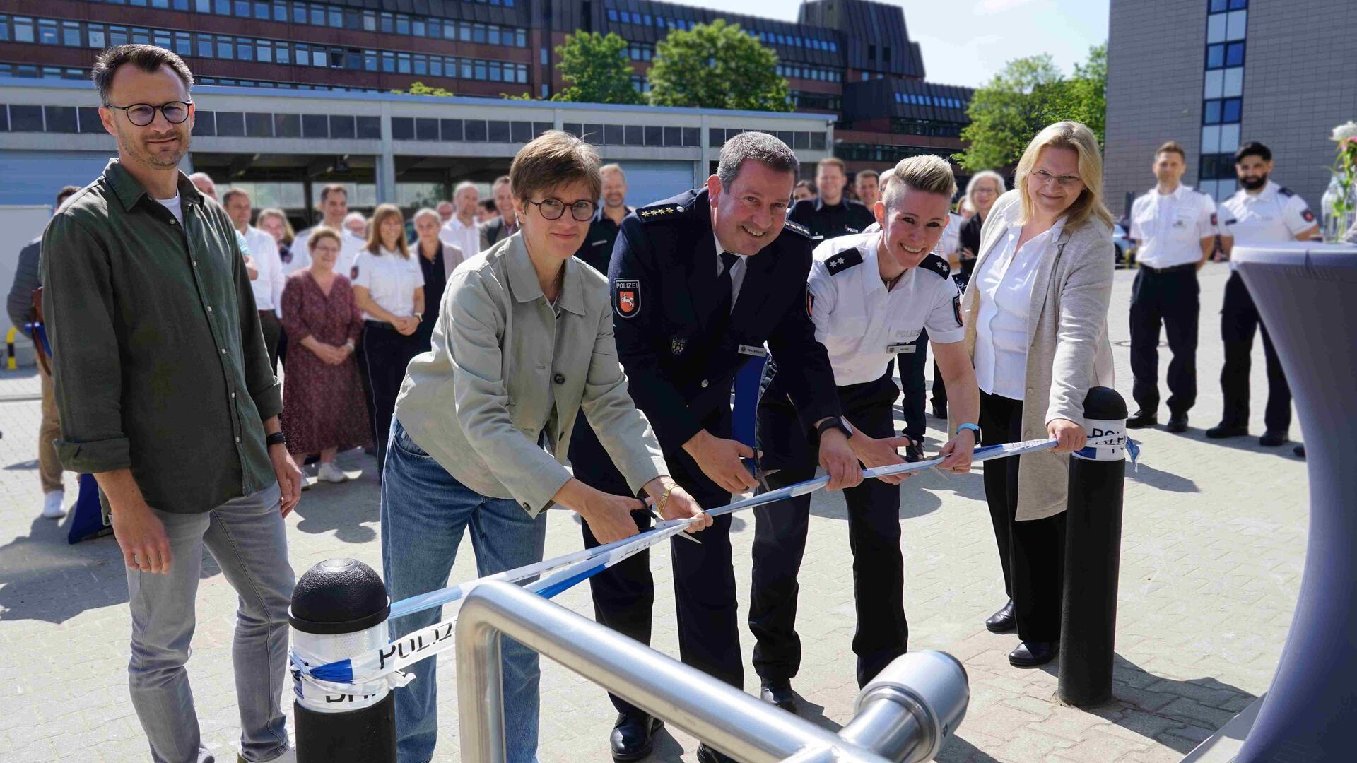 Feierlicher Moment: Thomas Hanzlik (von links) und Ulrike Herda (Staatliches Baumanagement Lüneburger Heide), Polizeivizepräsident Jörg Wesemann, SET-Trainerin Liv Janßen und Architektin Nadine Lorenz. 