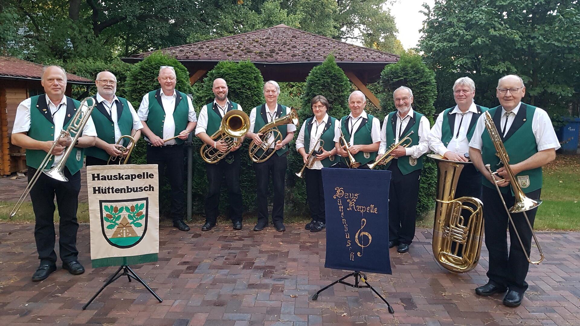 Gruppenfoto mit Musikerinnen und Misikern: Feiern ihr goldenes Jubiläum, die Musikerinnen und Musiker der Hauskapelle Hüttenbusch (von links): Andreas Wisbar (musikalischer Leiter), Jürgen Flathmann, Michael von Düllen, Sebastian Friedlin (Moderation und Gesang), Ingo Treudler, Anita Student, Johann Adam, Heino Hüncken (Moderation und Gesang), Uwe Treudler und Werner Huskamp.