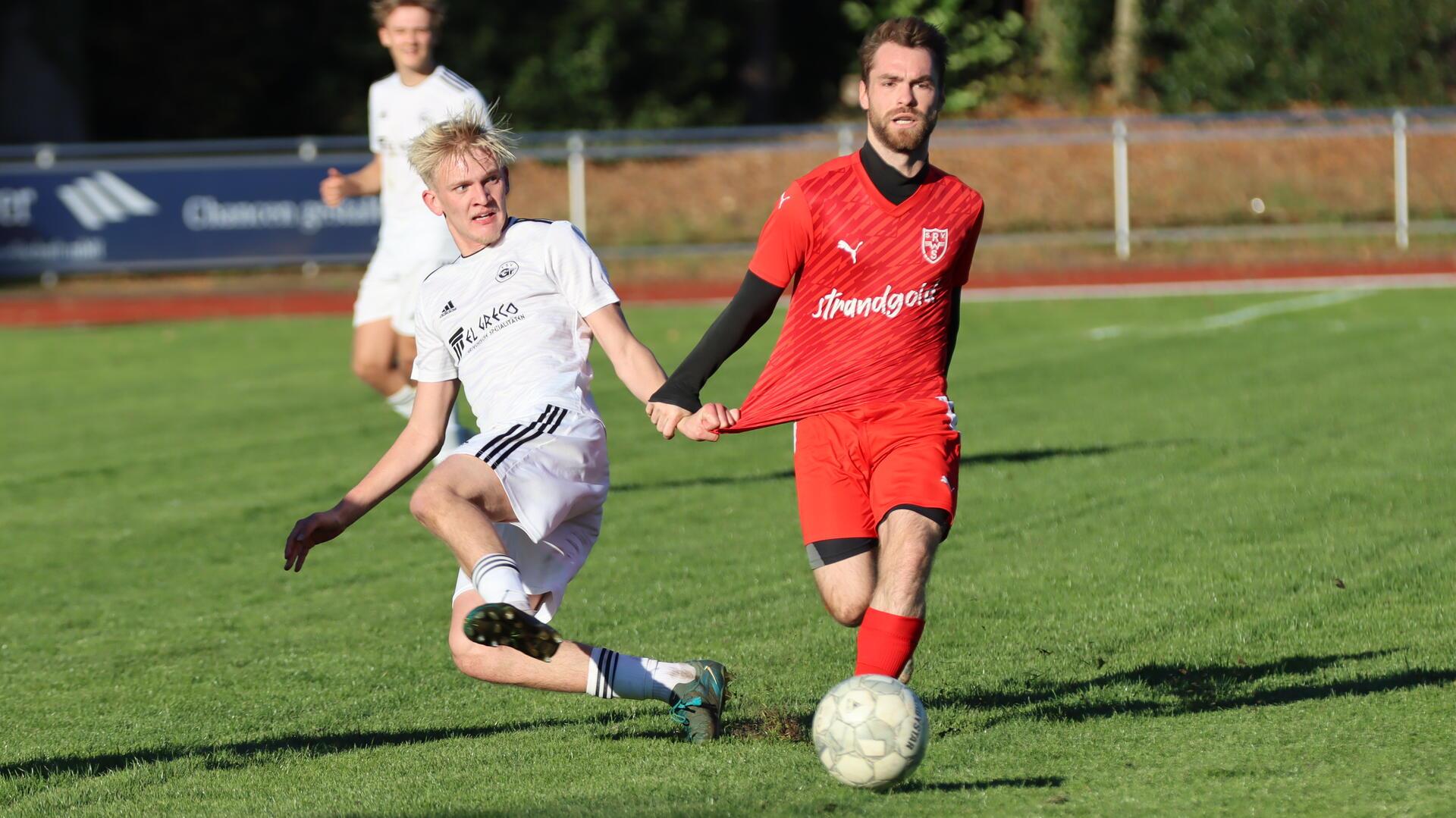 Felix Kypta (links) und seine Teamkollegen des FC Nordheide werden am Sonntag gegen Walsede alles für einen Sieg vor heimischem Publikum geben.  