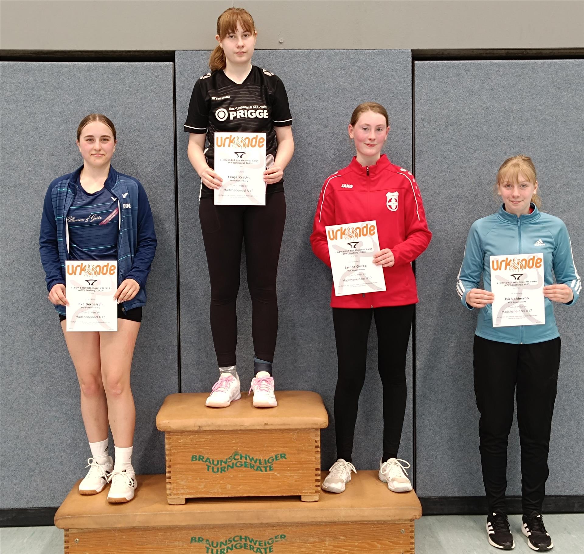 Fenja Kracht (Zweite von links) vom TSV Gnarrenburg siegte in der Altersklasse U17.