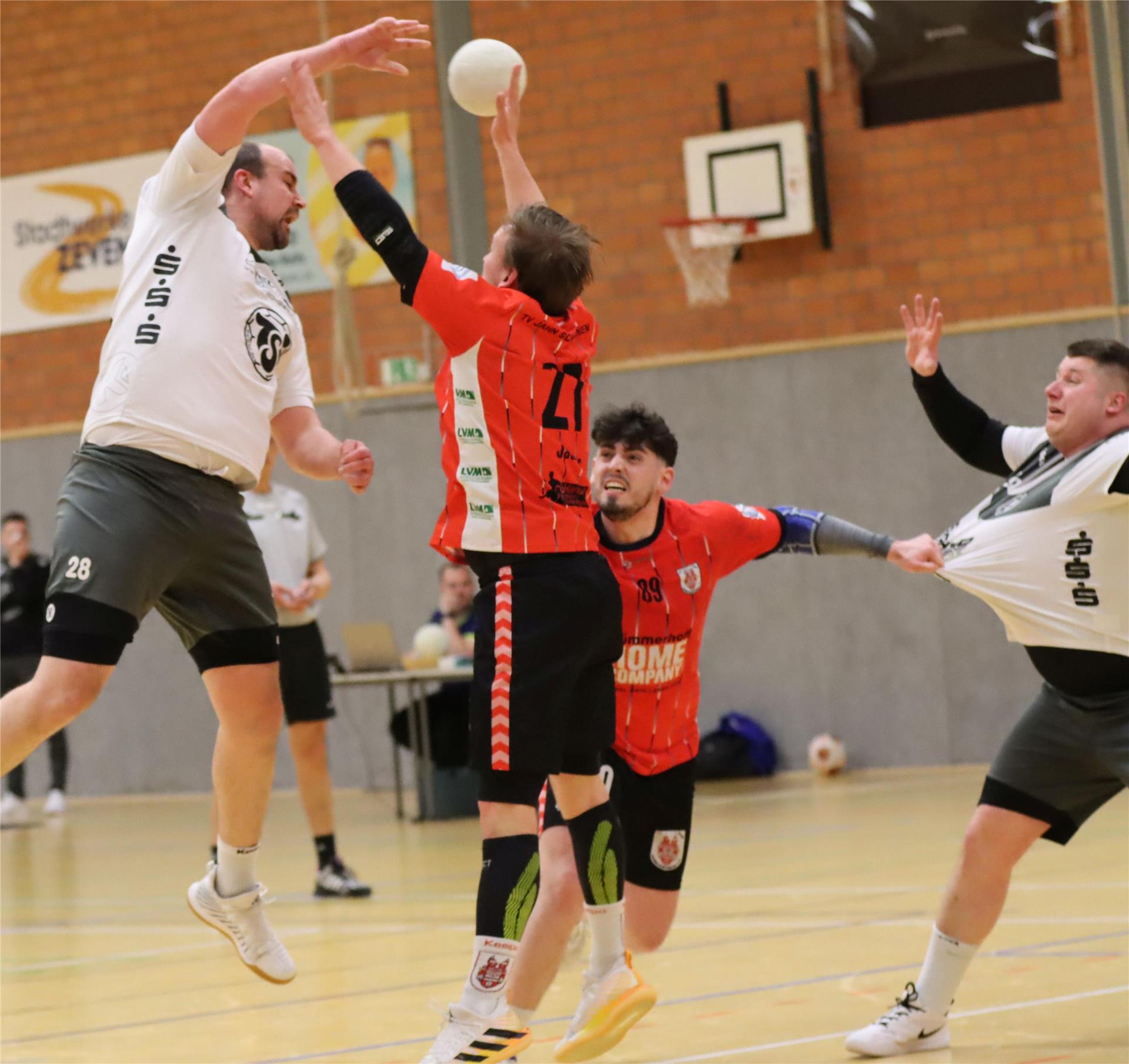 Zevener Handballer stürmen an die Tabellenspitze Festigkeitstest für das Trikot von Kilian Enghard (rechts). Als Kreisläufer eingesetzt markierte er drei Treffer für den TuS Zeven.