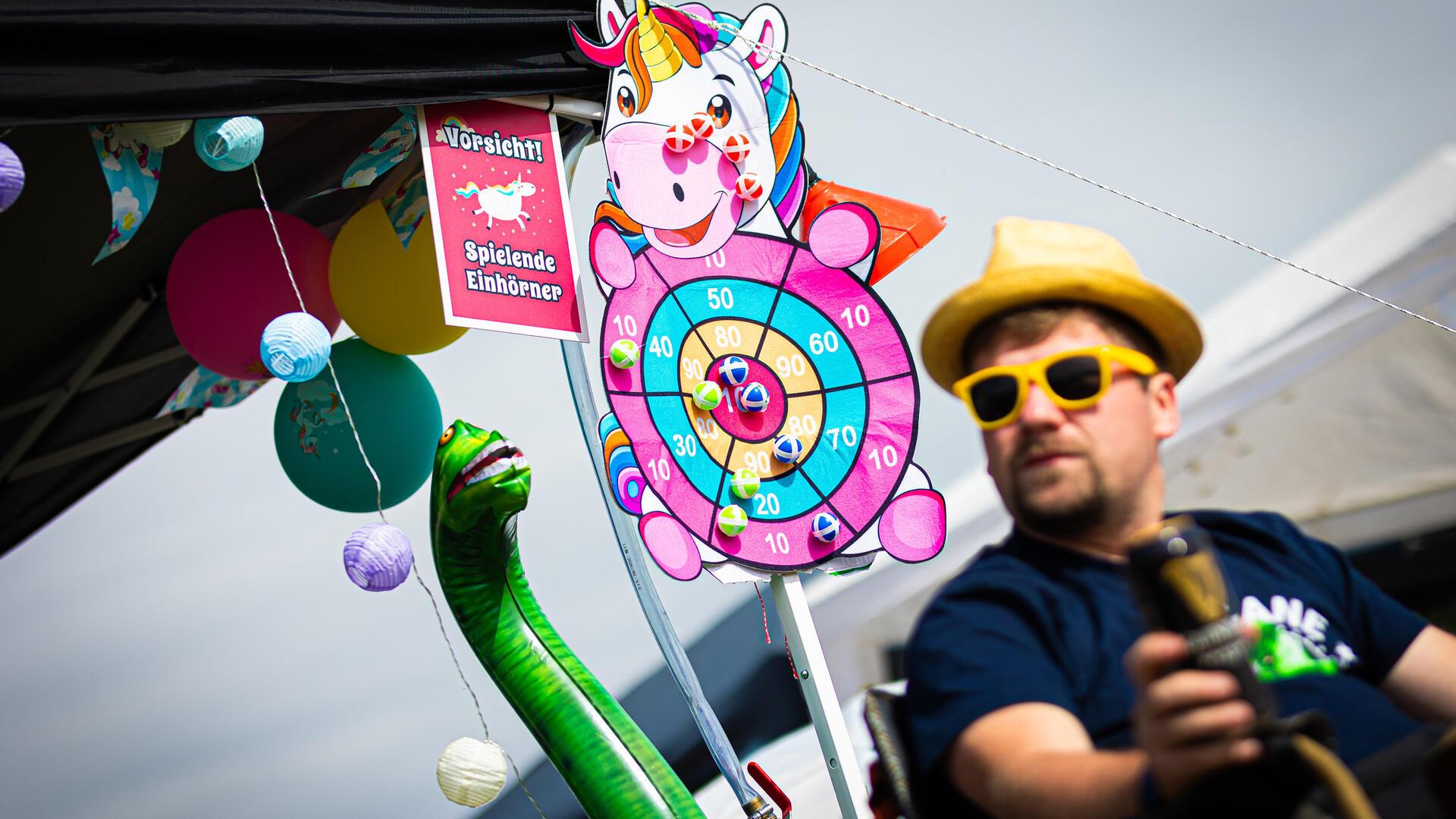 Erst Sonne, dann plötzlich Starkregen und Matsch: Der Hurricane-Freitag in Bildern Festivalbesucher haben ihr Zelt auf dem Zeltplatz des Hurricane Festivals in Einhorn-Optik dekoriert.