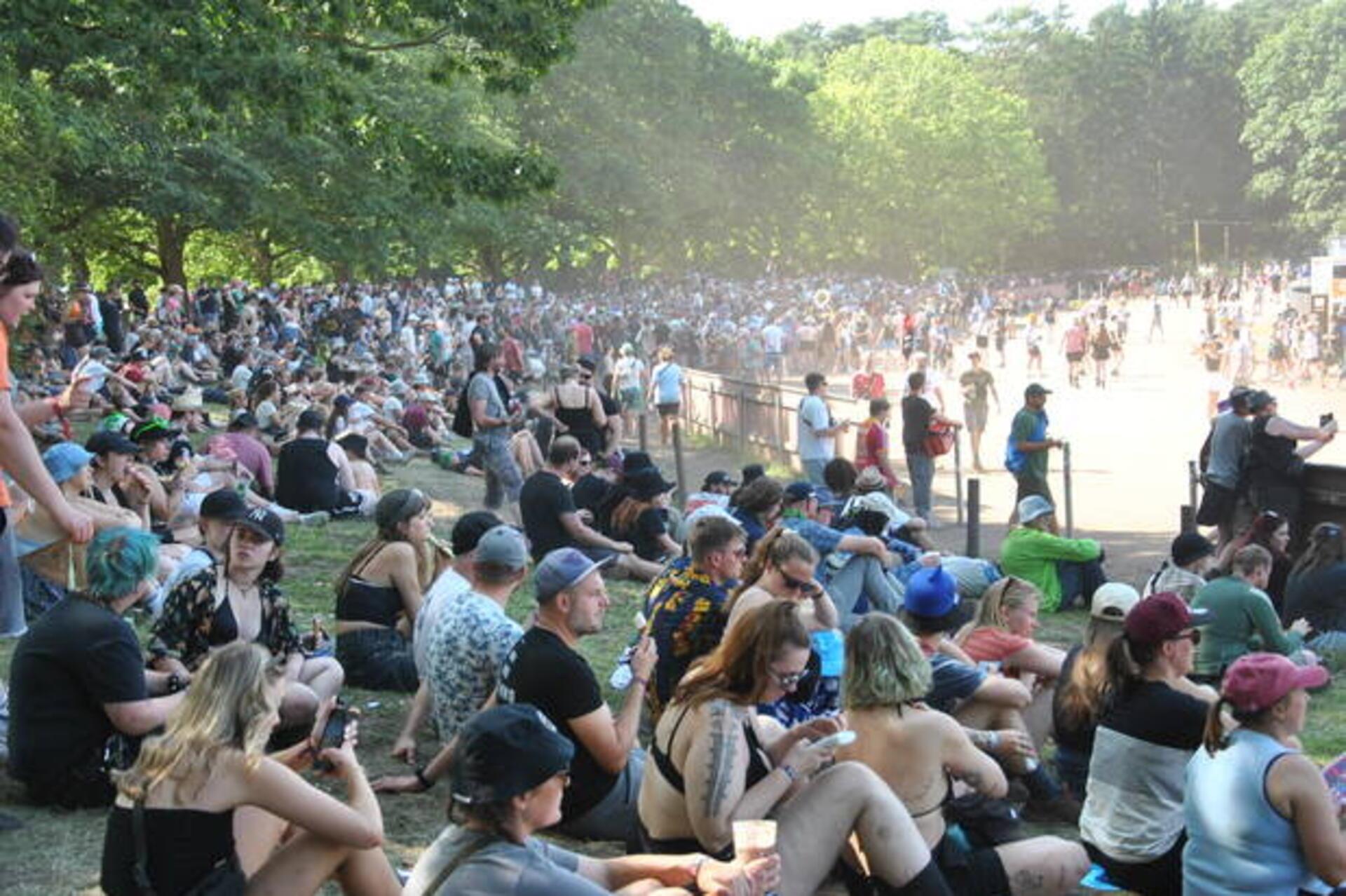 Festivalfreude in Scheeßel: Das Partyvolk ist gut drauf, die Sonne brennt, Schattenplätze sind beliebt.