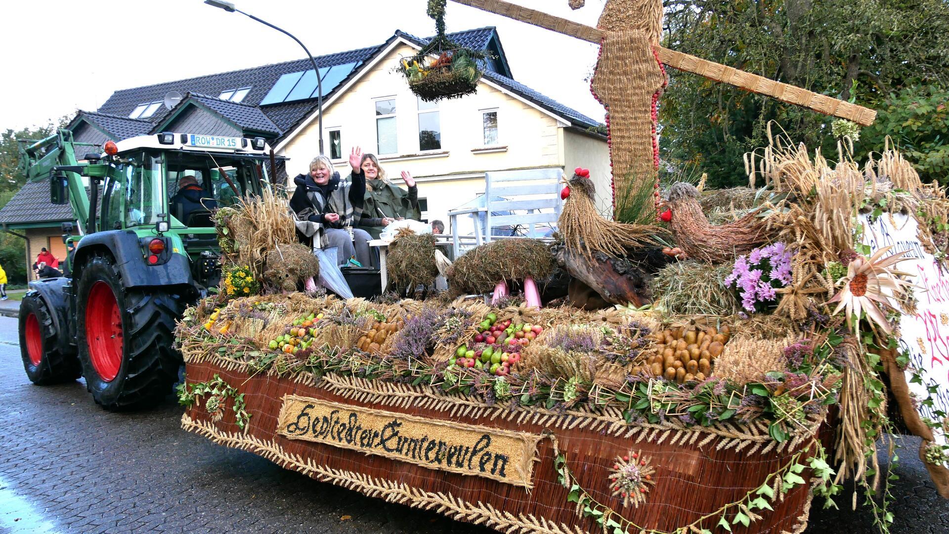 Festlich geschmückte Erntewagen