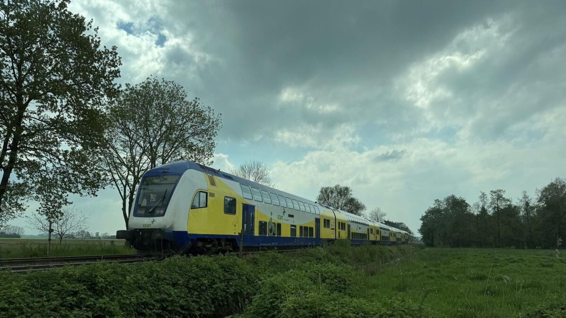 Tödlicher Bahnunfall bei Cuxhaven: Ein Einsatz, der nachwirkt Feuerwehr, Polizei und Rettungsdienst arbeiten stundenlang an der Unfallstelle – körperlich fordernd und emotional belastend.