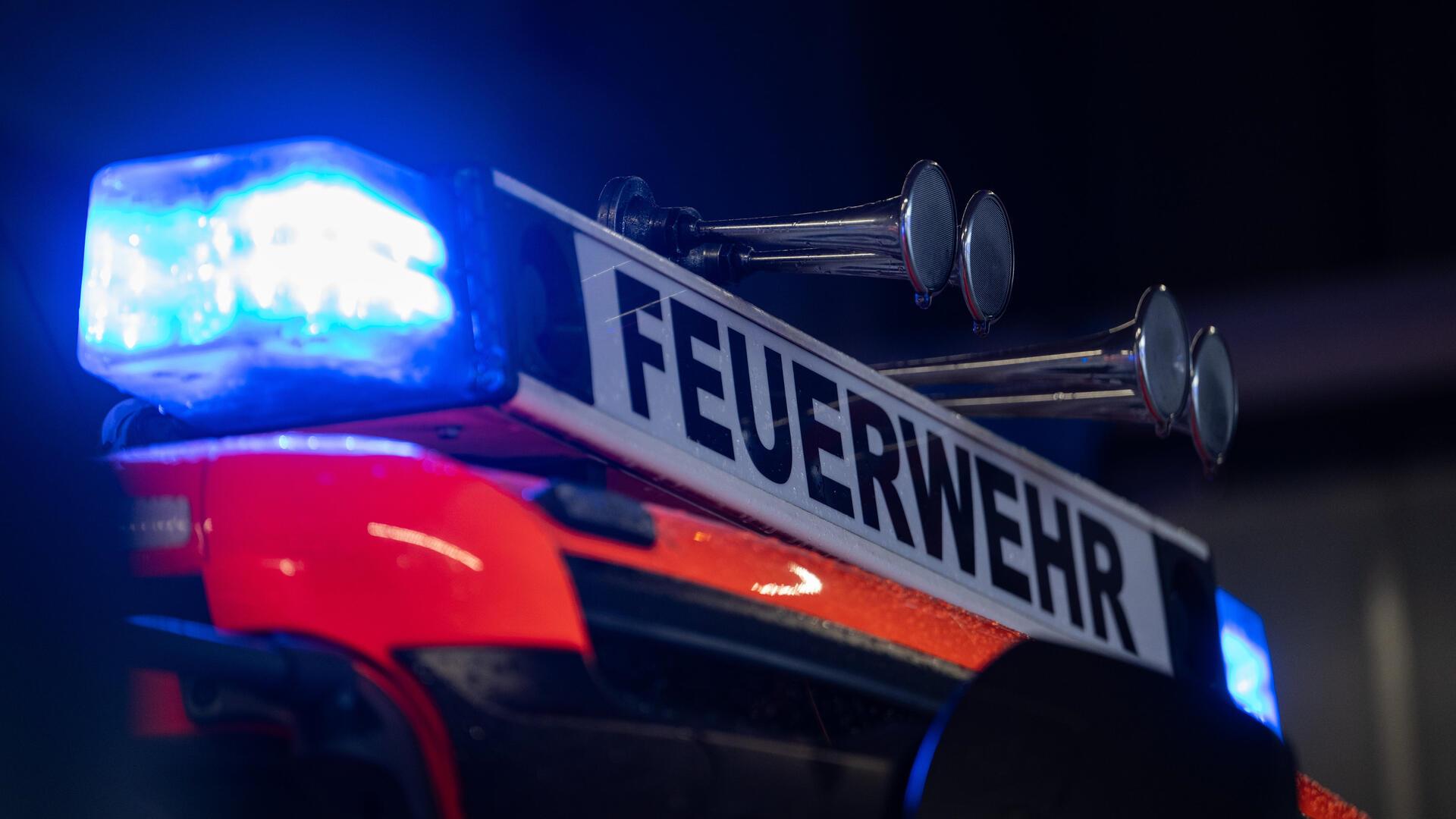 Feuerwehr im Großeinsatz in Bremerhaven: Ein Bewohner rettet sich aus dem Flammenmeer. Ursache und Schaden des Wohnungsbrandes noch unklar.