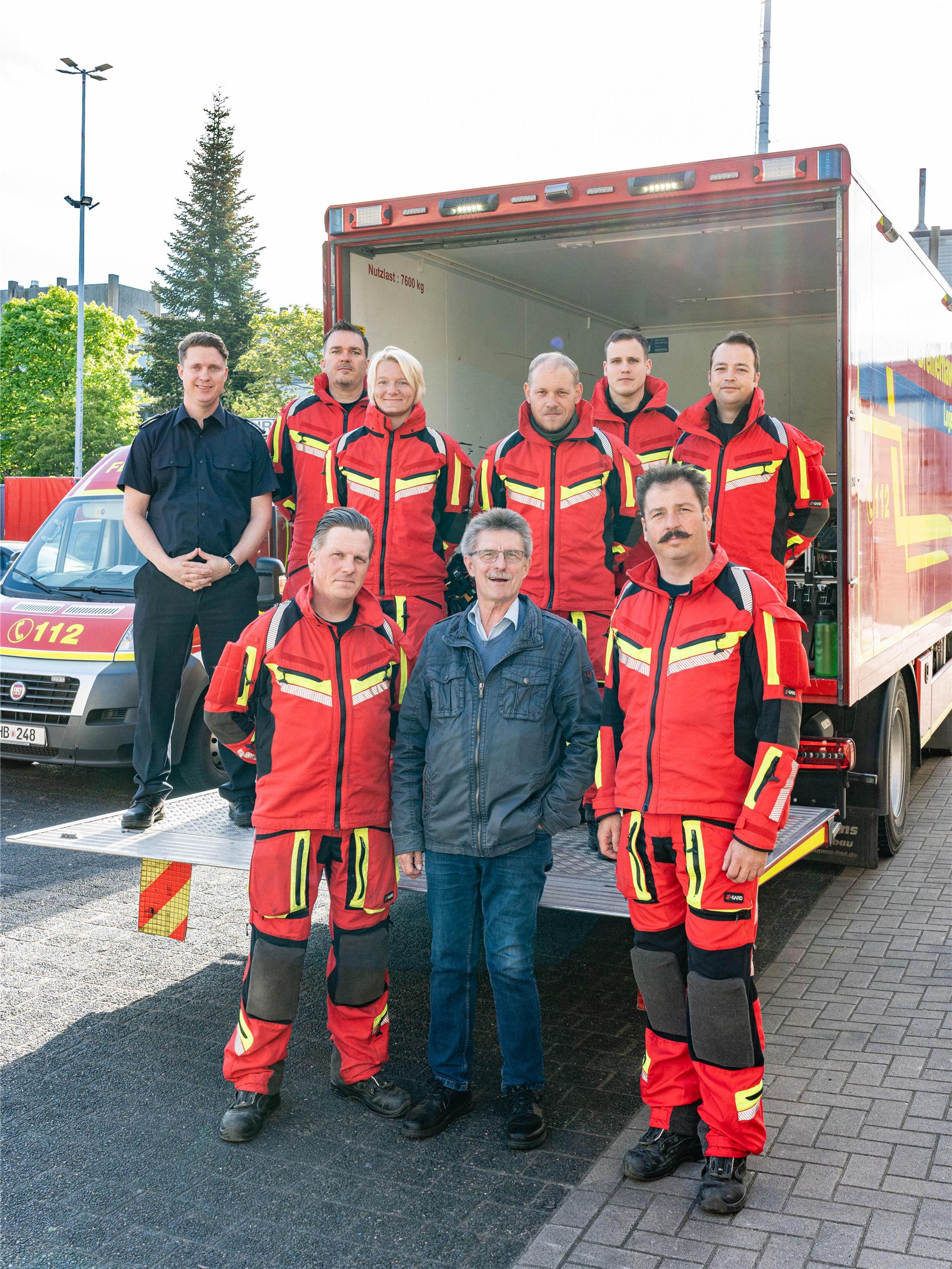 Mehrere Personen haben sich zu einem Foto aufgestellt.