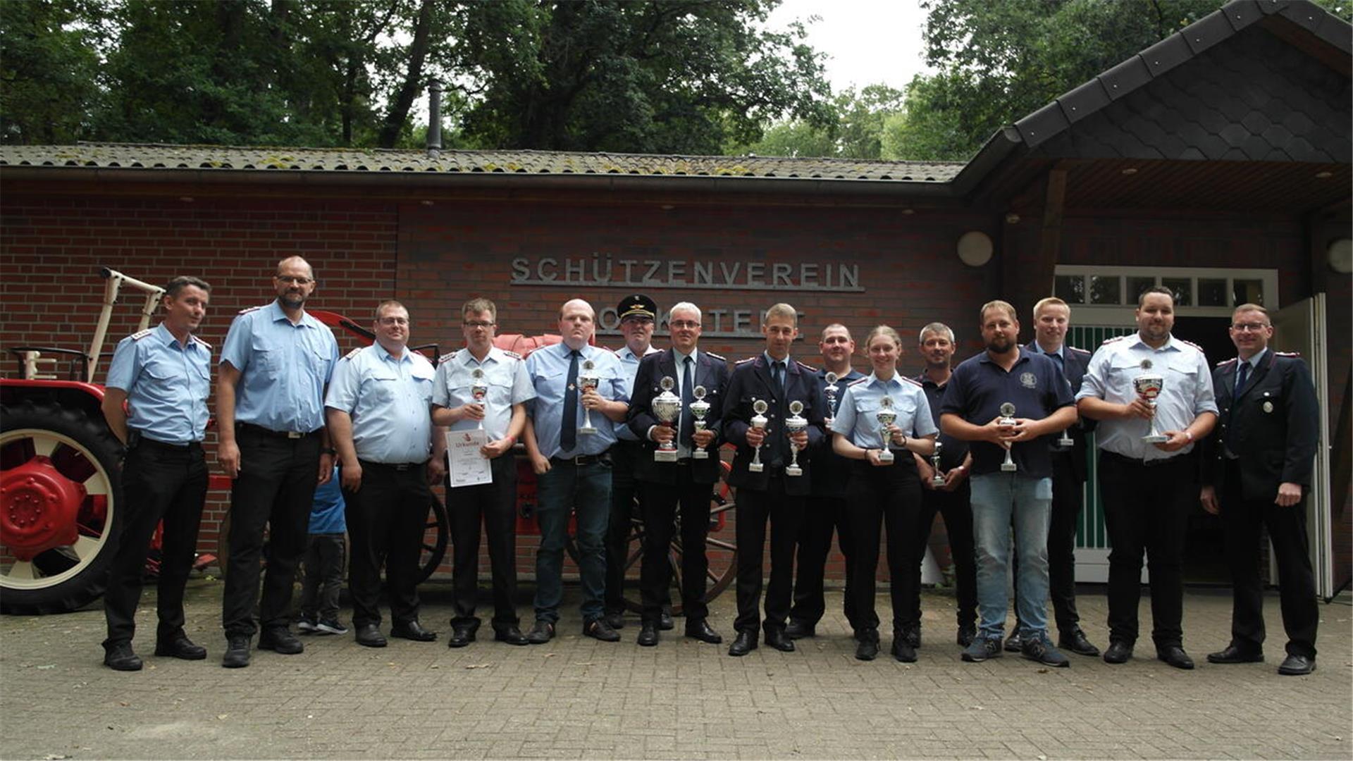 Schützen stellen sich nach einem Leistungsvergleich zum Gruppenfoto auf. Feuerwehren aus der gesamten Samtgemeinde Selsingen und  zwei Gastwehren traten in Rockstedt zum Leistungsvergleich an. Die Siegerehrung bildete den feierlichen Höhepunkt des Jubiläums.
