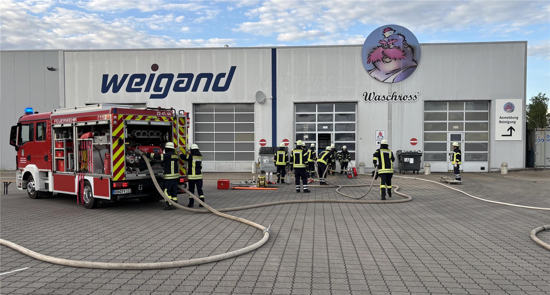 Eine realistische Einsatzübung fand kürzlich bei Weigand Transporte im Lengenbosteler Gewerbegebiet statt. 