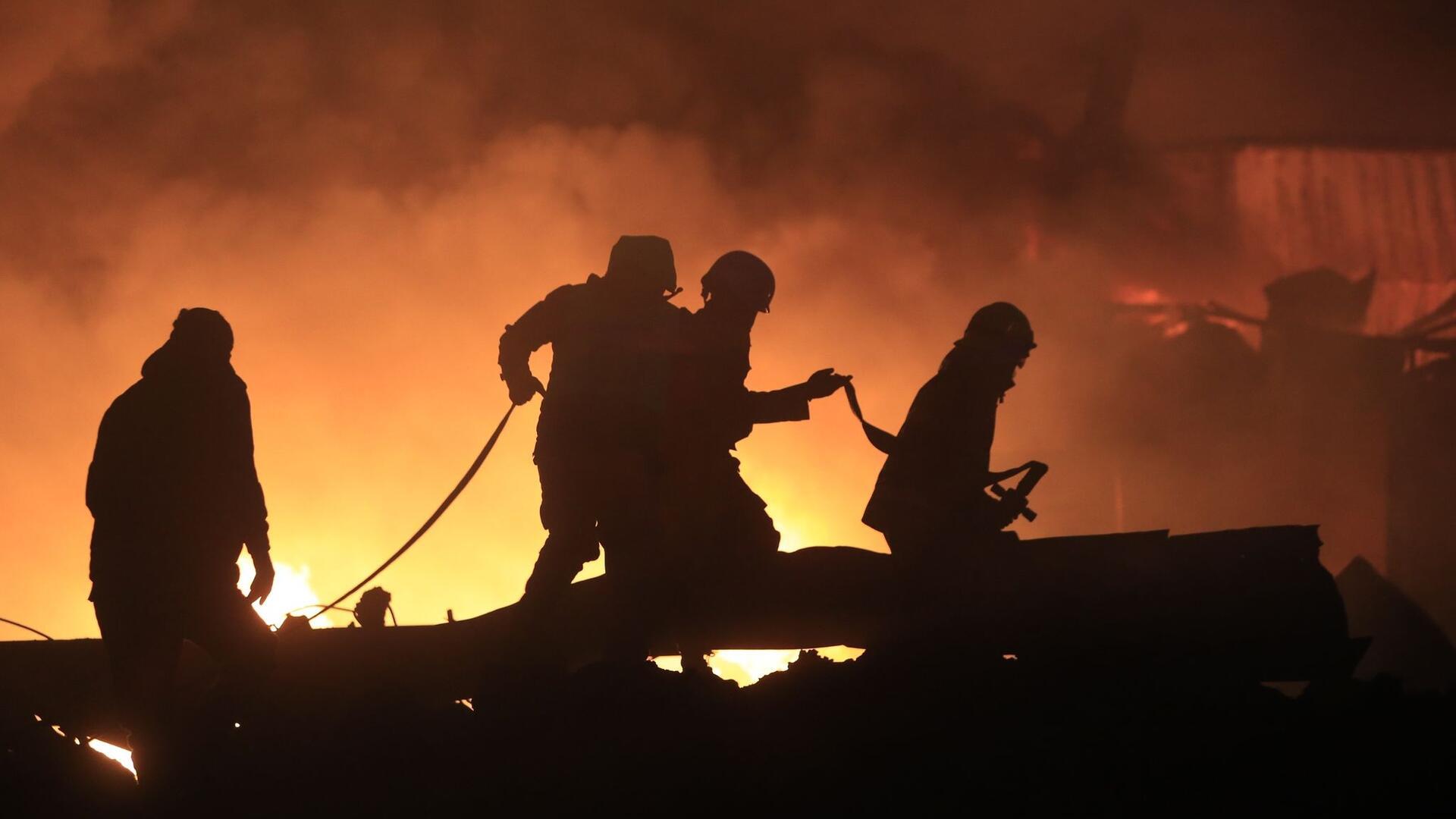 Bilder des Tages Feuerwehrleute kämpfen in Ghazieh im Libanon gegen Flammen. Das Feuer wurde durch einen israelischen Luftangriff verursacht.