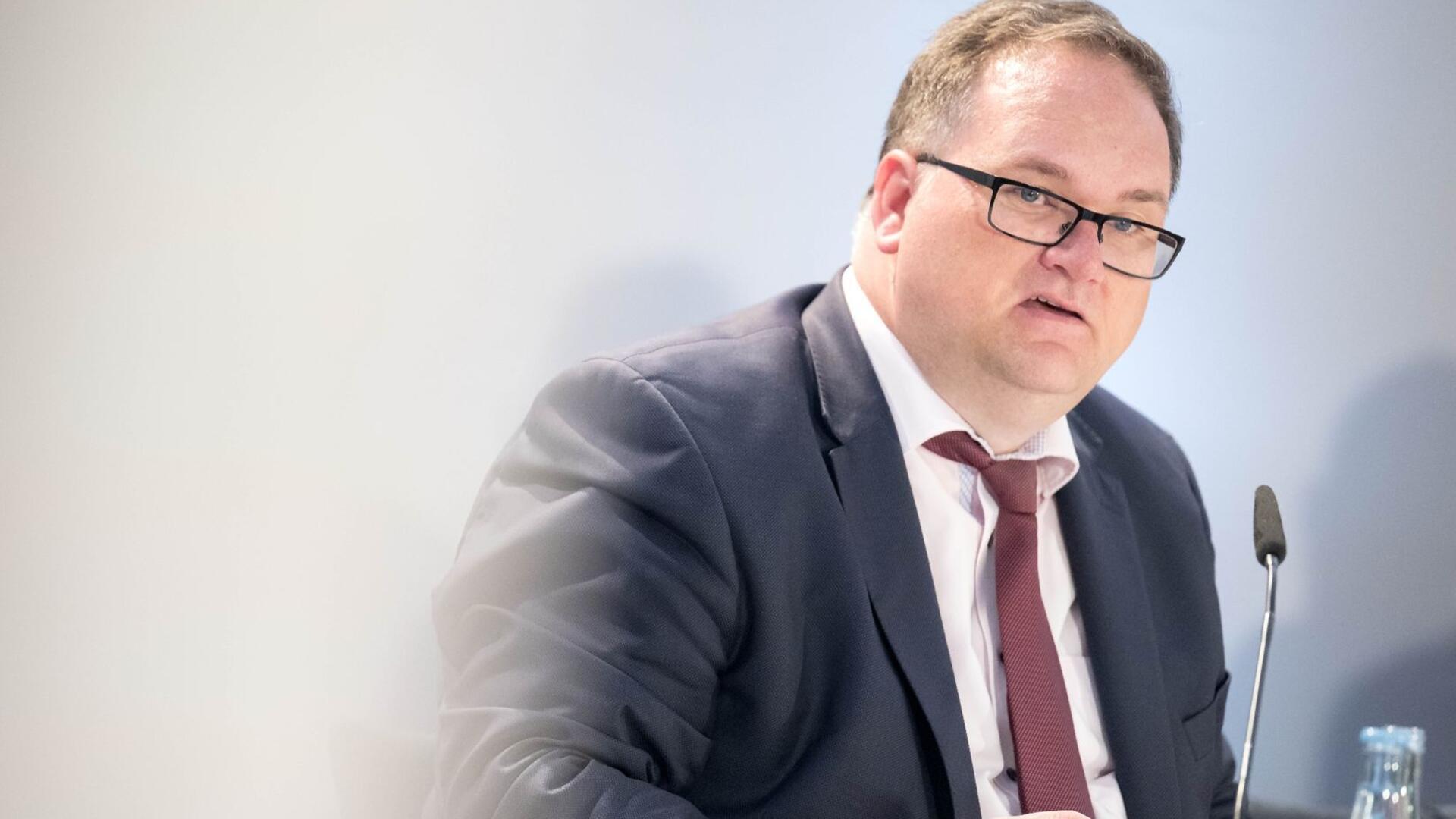 Mann vor einem Mikrofon. 