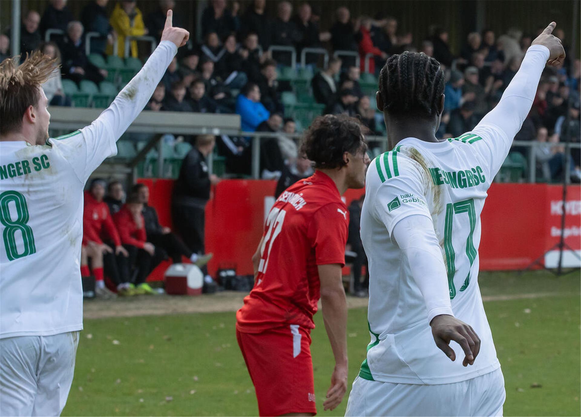 Fingerzeige mit Symbolik: Torschütze Luca Rene Althausen und Vorbereiter zum 3:0 Terry Becker bedanken sich bei ihrem Keeper, der mit viel Auge und Präzision immer wieder für überraschende Umschaltmomente sorgte.