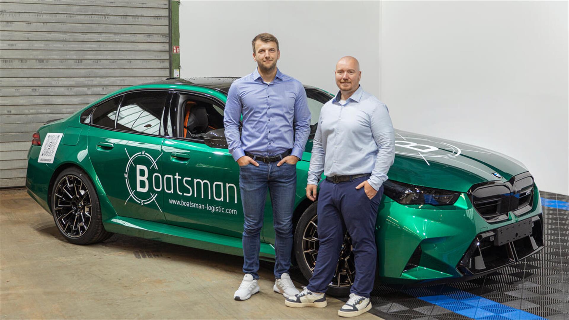 Firmenpower in Grün. Dennis Lühr (links) und Marek Endter vor dem BMW von Boatsman Logistic. Sie haben in Frankfurt Flagge gezeigt. 