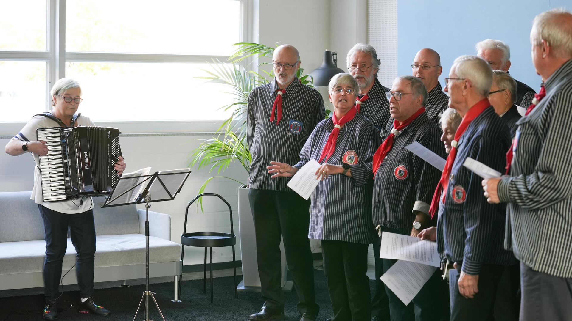 Flashmob für Stimmenfang: Der Seemannschor Debstedt und der Shantychor Wremen treffen sich bei der NORDSEE-ZEITUNG und singen das Lied „Der alte Leuchtturm“, um Stimmen für die Petition zu sammeln.