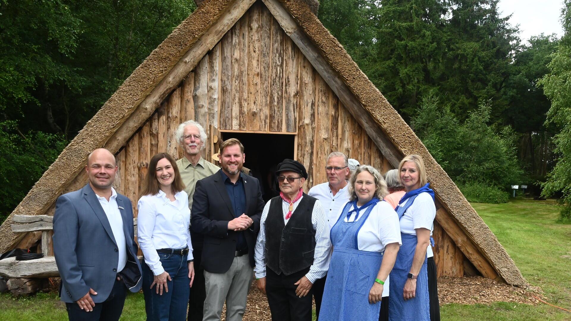 Förderer und Moorkaten-Arbeitsgruppe der Treidlers freuen sich über die neue Moorkate: Sandra Tomfohrde (von rechts), Caroline Landen, Jens Grabau, Herbert Schnackenberg, Gemeindebürgermeister Marc Breitenfeld, Jochen May sowie von Sparkasse Rotenburg-Osterholz: Katharina Witte und Benjamin Eckhoff.