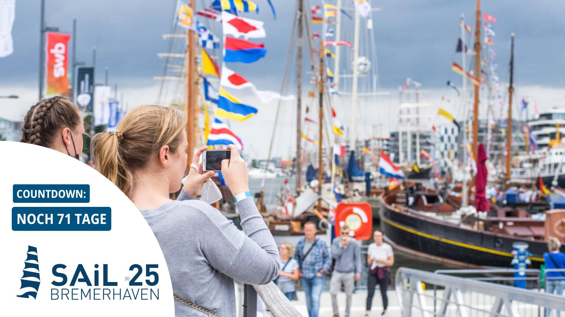 Frauen fotografieren ein Schiff.