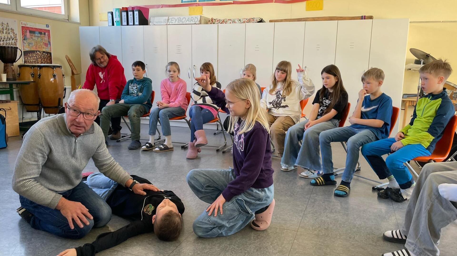 Frank Risy führte ein Notfalltraining durch, das er eigens für Kinder entwickelt hat.