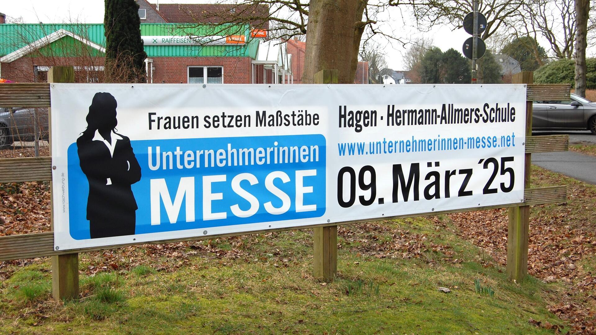 Auf einem Banner wird die diesjährige Unternehmerinnenmesse in Hagen angekündigt. Nach fünf Jahren gibt es in Hagen zum ersten Mal wieder eine Unternehmerinnenmesse.