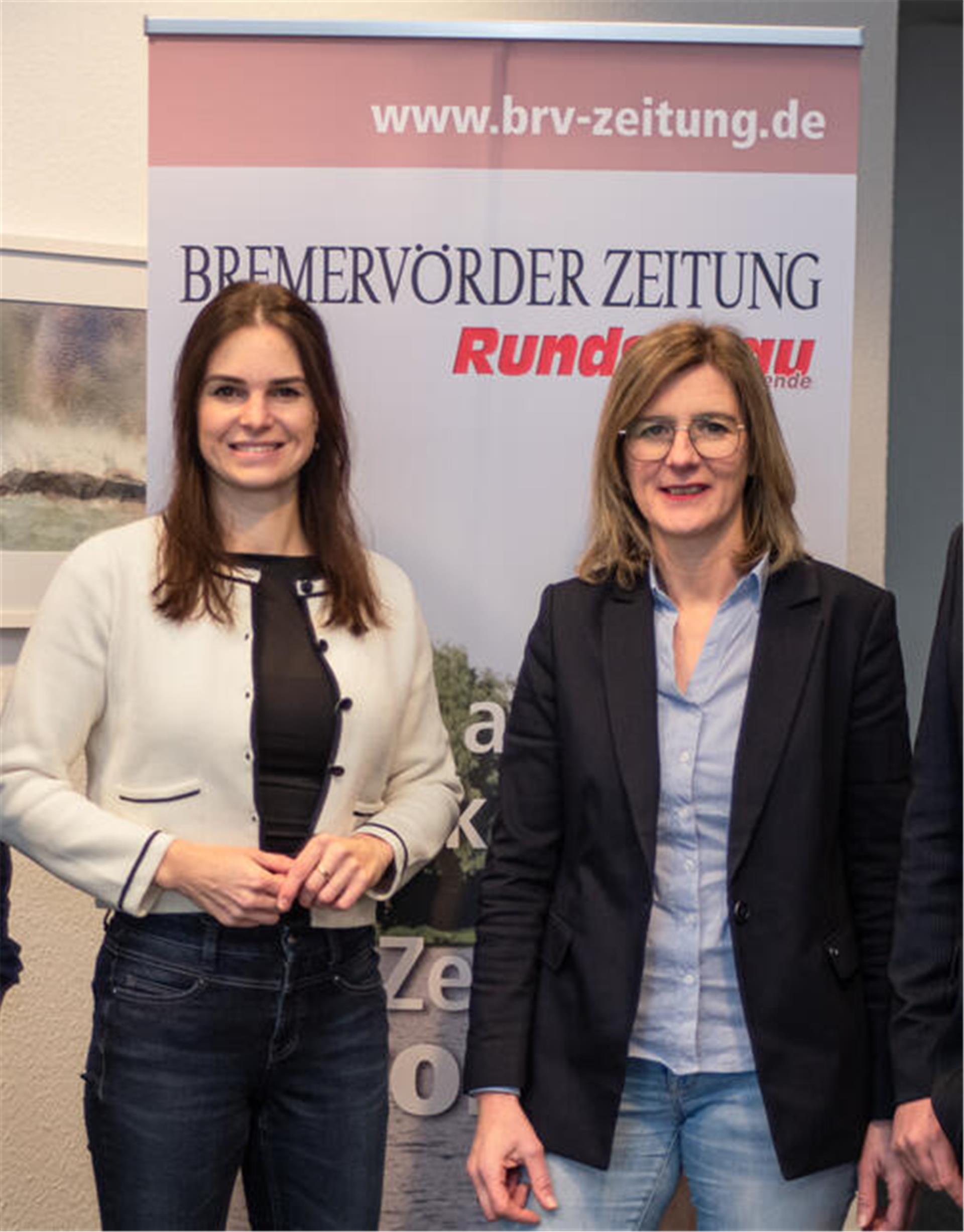 Frauke Langen (SPD, links) und Vanessa-Kim Zobel (CDU), Direktkandidatinnen bei der Bundestagswahl im Wahlkreis Stade I - Rotenburg II.