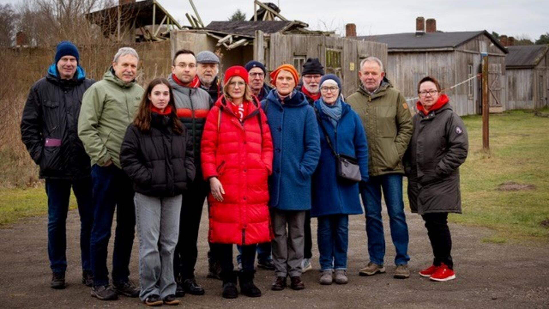 Frauke Langen (roter Mantel) besuchte vor Kurzem in Begleitung von Sozialdemokraten aus der Region die Gedenkstätte Lager Sandbostel.