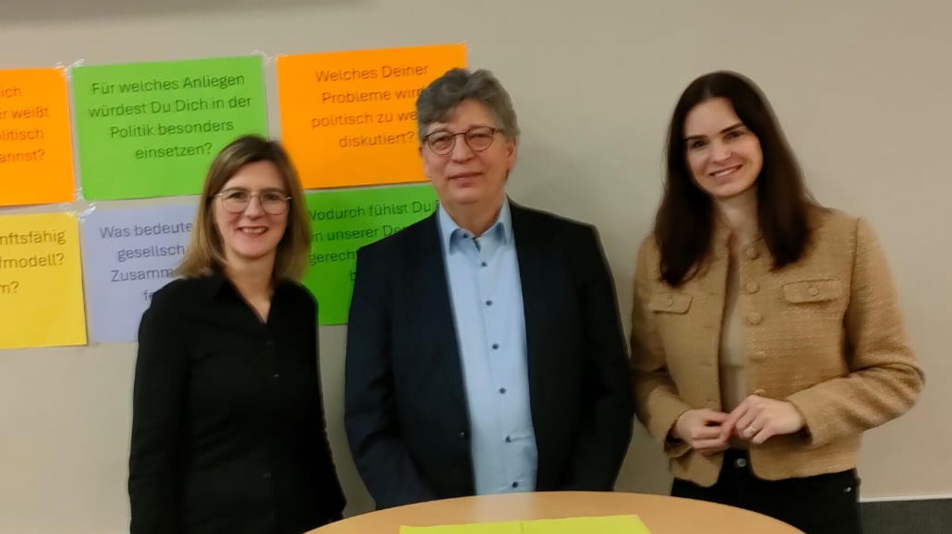 Frauke Langen und ihr Parteifreund Lars Lust mit Vanessa Zobel im Kivinan Bildungszentrum in Zeven. 