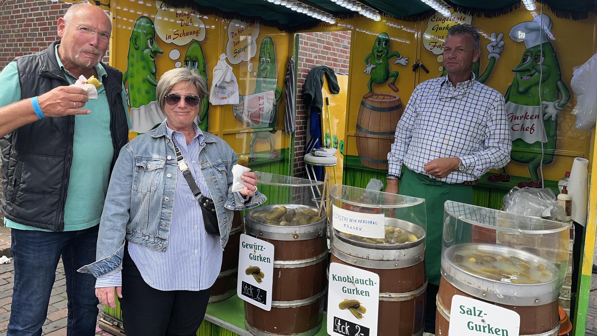 Kunden am Stand für eingelegte Gurken mit Verkäufer Fred Eick.