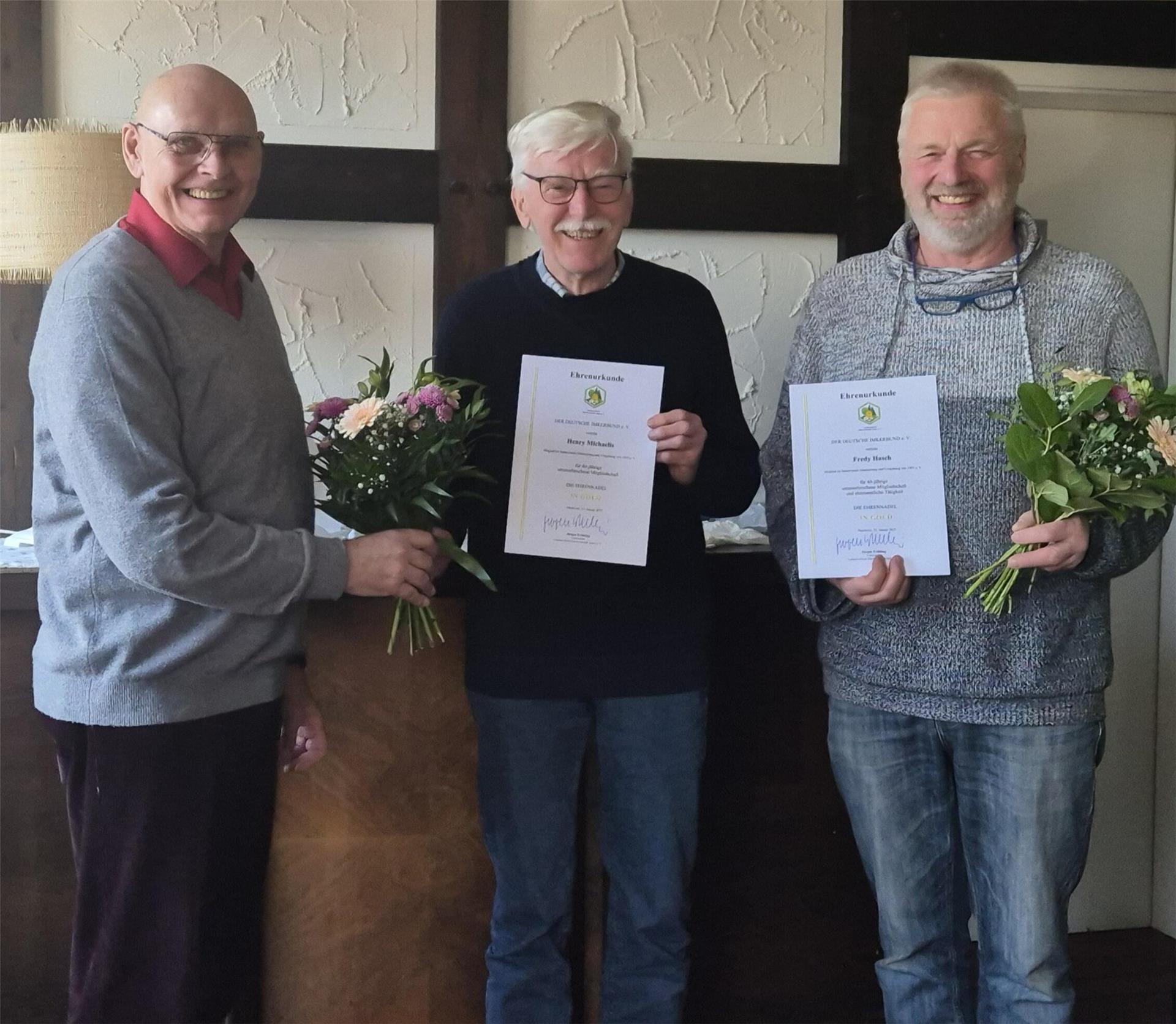 Fredy Hasch und Henry Michaelis wurden für 40-jährige Mitgliedschaft im Imkerverein Gnarrenburg mit der goldenen Ehrennadel geehrt.