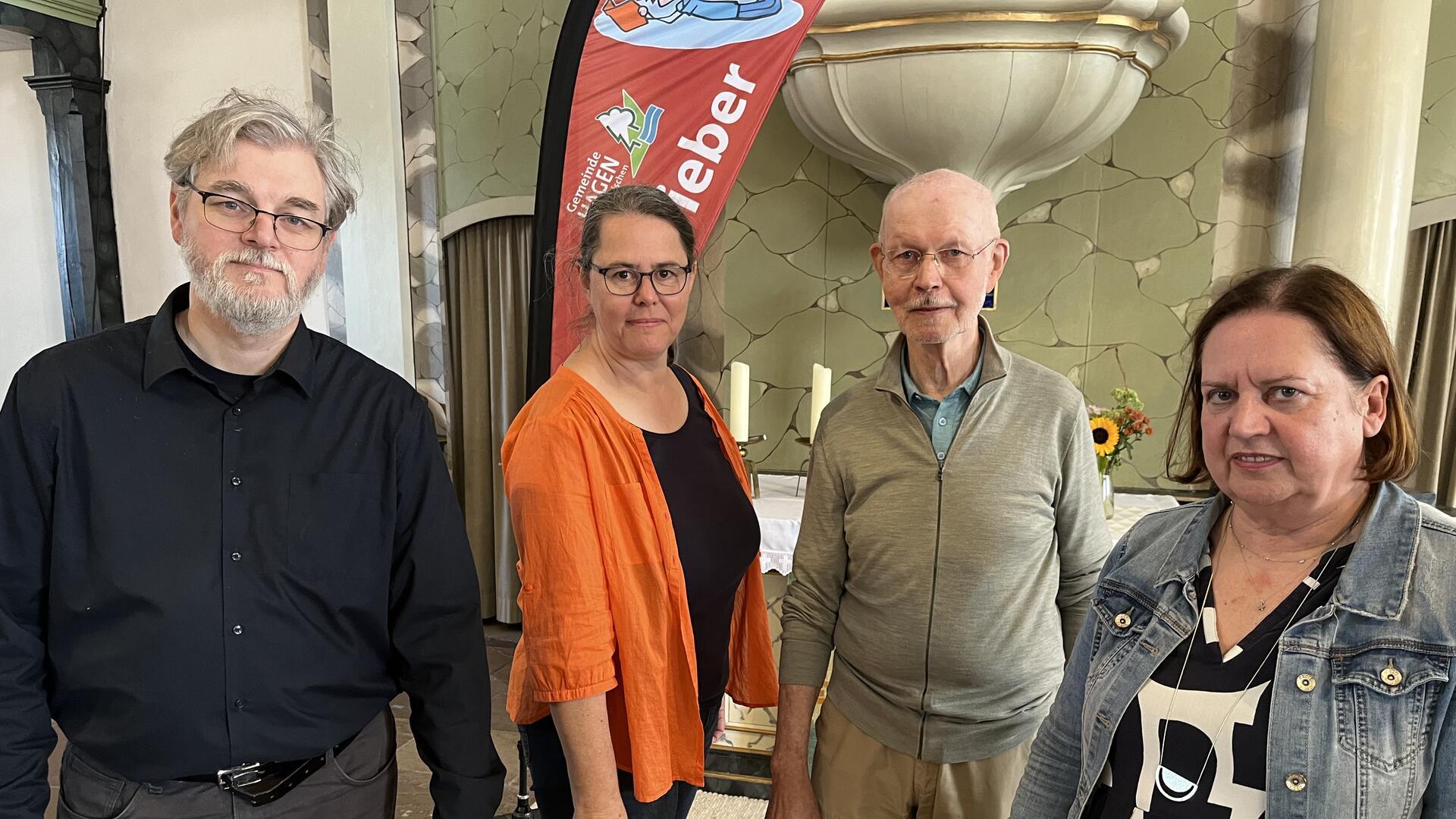 Freien sich auf das Vorlesefieber: Pastor Jan-Matthias Flake (v.l.), Sängerin Regina Kruse, Vorleser Wolfram Marten und Organisatorin Frauke Tienken von der Gemeinde. 