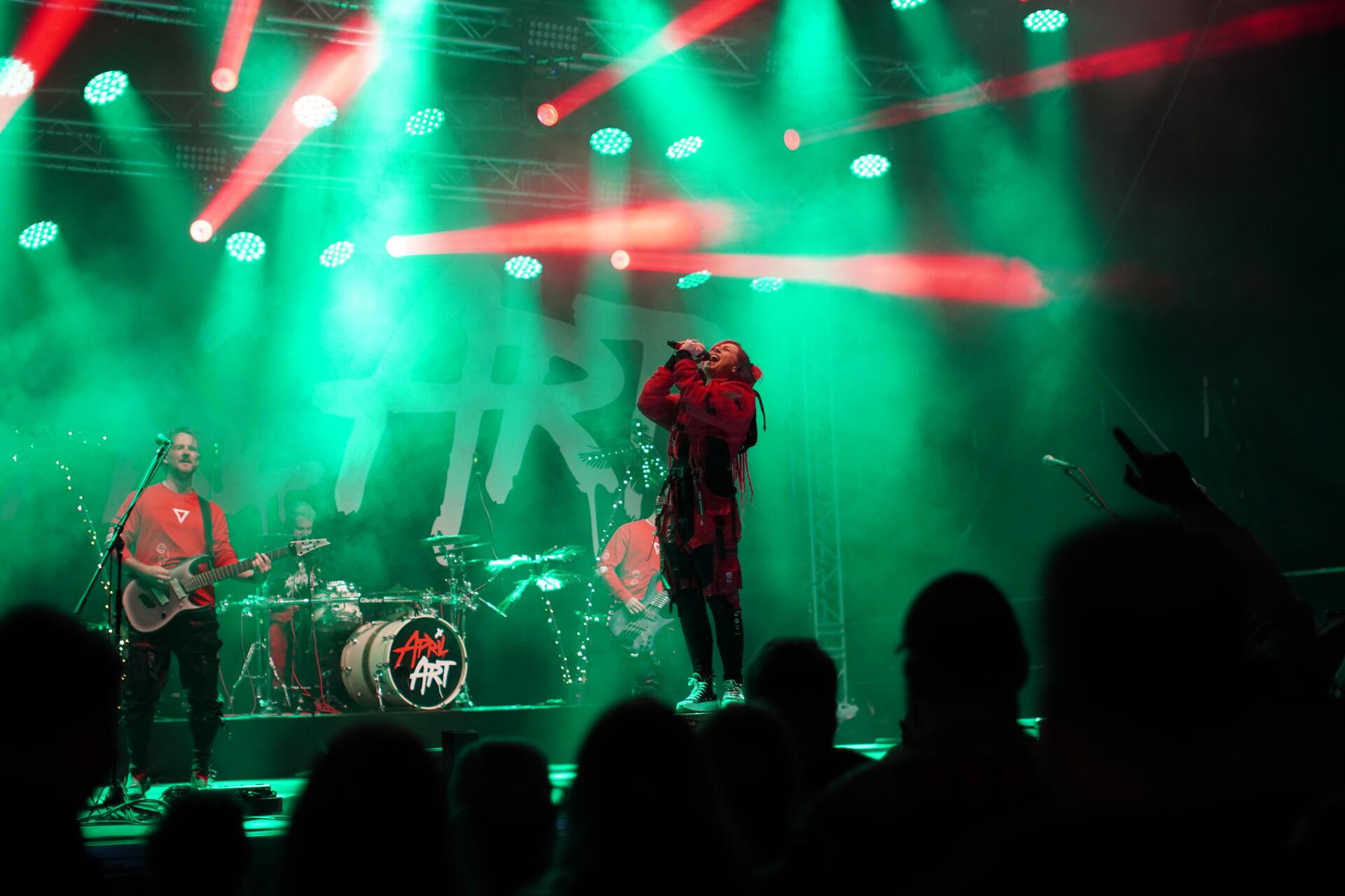 Freitags Headliner April Art auf der Hard Stage