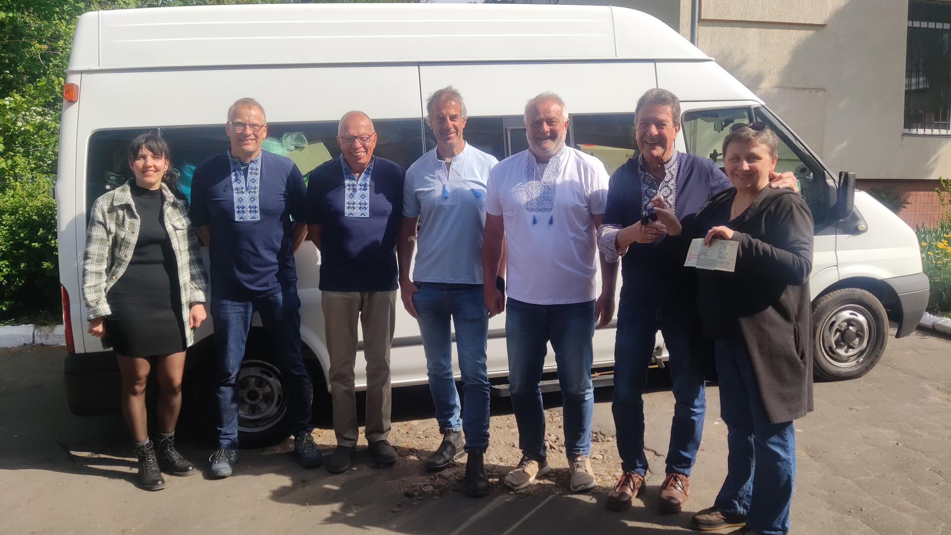 Freude über den erfolgreichen Transport des Spezialfahrzeugs: Sofia Svitalska (von links) und Mariana Iaremchuk von der Caritas Sokal nehmen das Team von "BRV hilft der Ukraine" in ihre Mitte: Sebastian Reimers, Heinz Schade, Ingo Schilling (Conpart e. V), Friedo Meyer und Vorsitzender Dieter Söllner.