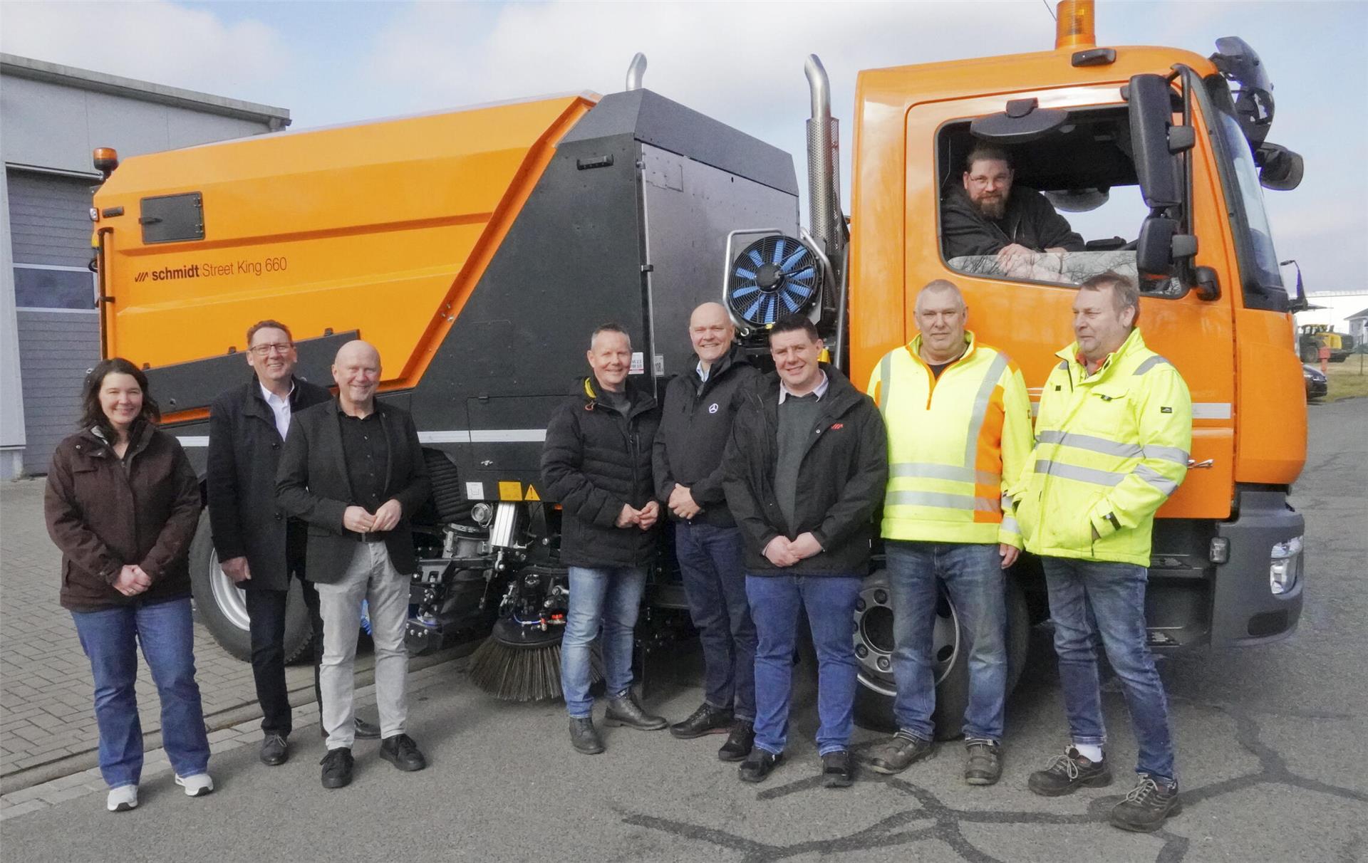 Freude über die neue Bremervörder Kehrmaschine: Yvonne Krahl (von links), Thorsten Küver, Bürgermeister Michael Hannebacher und Volker Schomaker von der Stadt Bremervörde mit Bernd Veller, Michel Schulze (Aebi Schmidt Deutschland GmbH) und den drei Kehrmaschinenfahrern der Stadt Bremervörde: Peter Tietjen, Torsten Tiedgen (im Auto) und Klaus Busch.