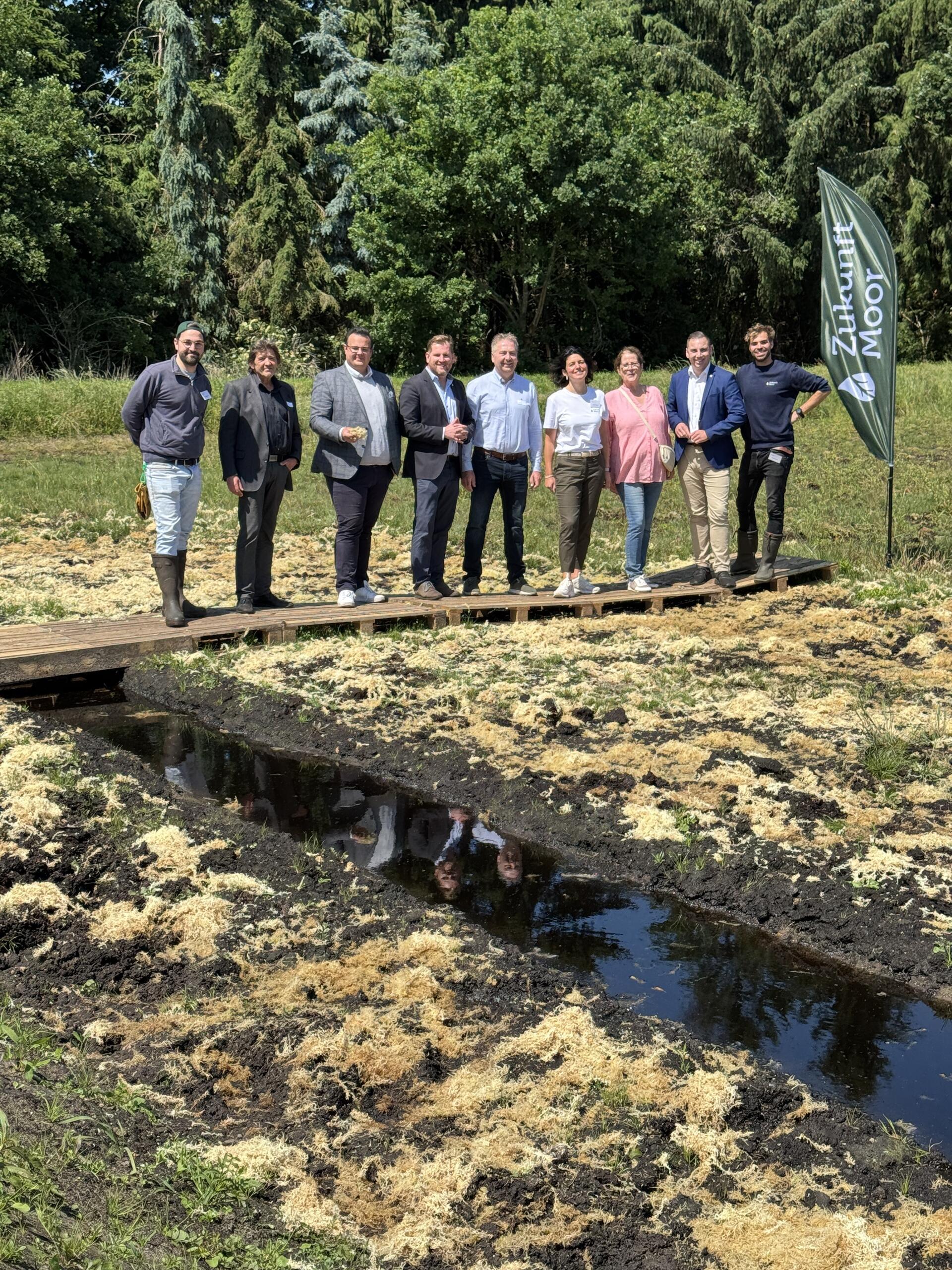 Freude über ein echtes Leuchtturmprojekt für die Region: Die Vertreter des Gnarrenburger CDU-Gemeindeverbandes mit der Geschäftsführung der ZukunftMoor GmbH.