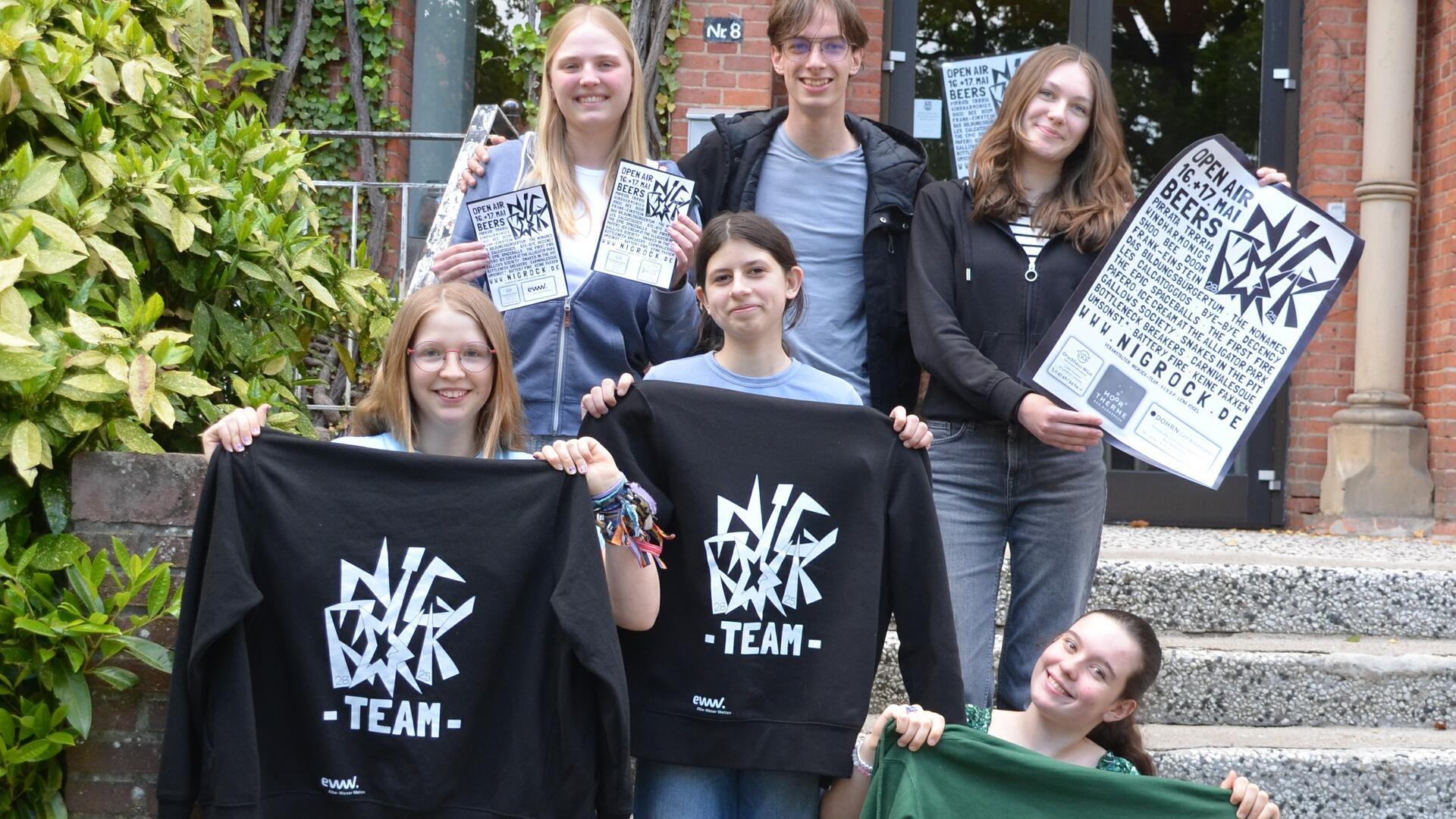 Freuen sich auf Songs und Beats (von links): Ida, Lena, Josie, Milo, Mieke und Patrizia und all ihre Kollegen aus dem NigRock-Organisationsteam.