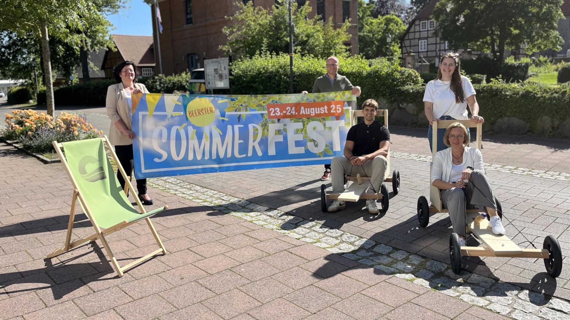 Freuen sich auf das Beerster Sommerfest (von links): Geestlands Bürgermeisterin Gabi Kasten, Ortsbürgermeister Thomas Kuberski, Jonas Kahrs, Sophia von der Lieth und Dana Hebener von der Stadt Geestland. 