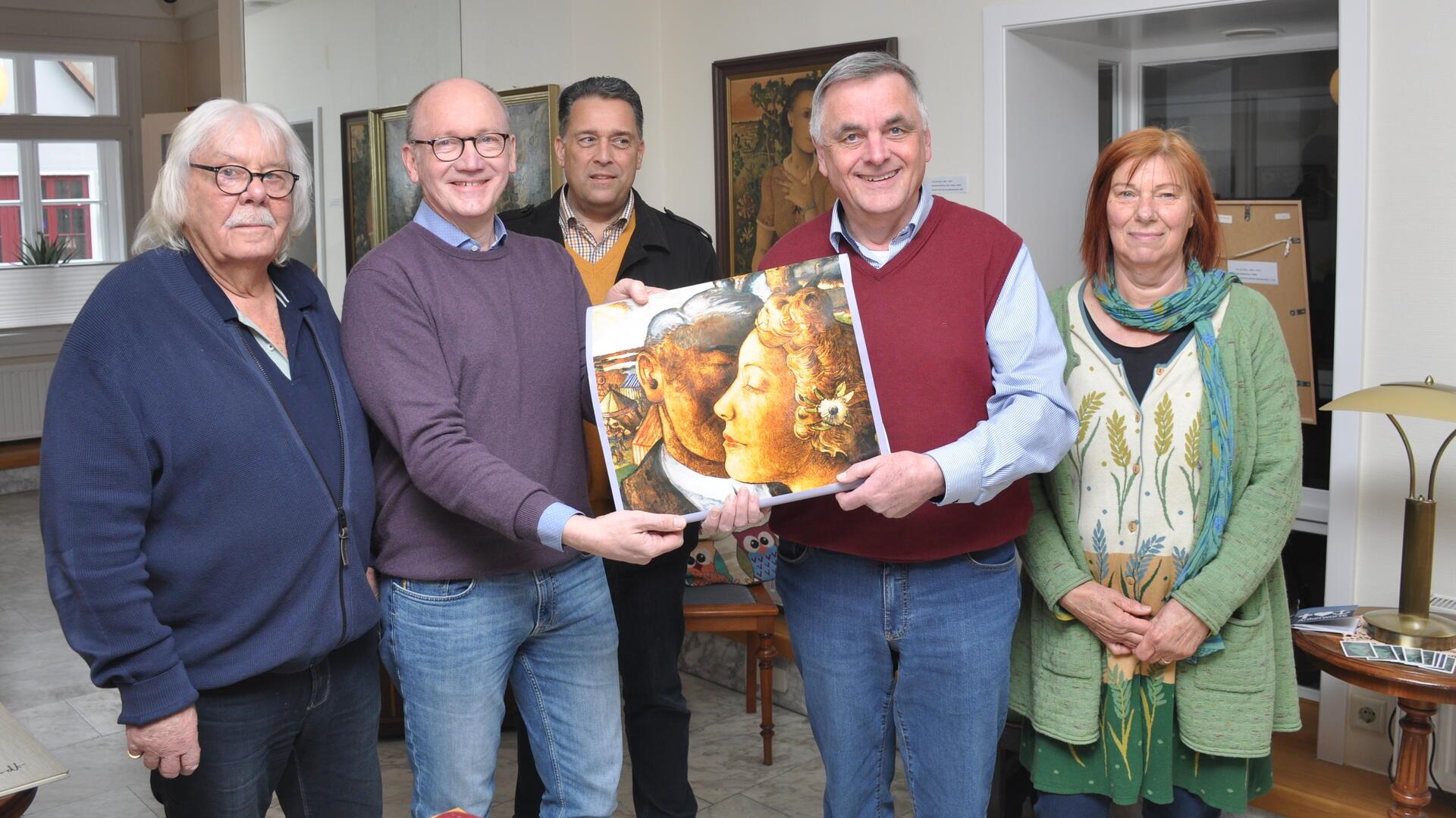 Freuen sich auf den anekdotenreichen Abend unter dem Motto „Kneipenbummel mit Otto Tetjus Tügel": Hein Meyer (von links), Prof. Dr. Thomas Kück, Claus Pape und Marianne Gerth-Meyer. Was auf dem Foto eines Gemäldes zu erkennen ist, das Kück und Thoden in Händen halten, gehört zu den vielen spannenden Geschichten, die beide Tügel-Kenner am 9. Mai erzählen wollen.