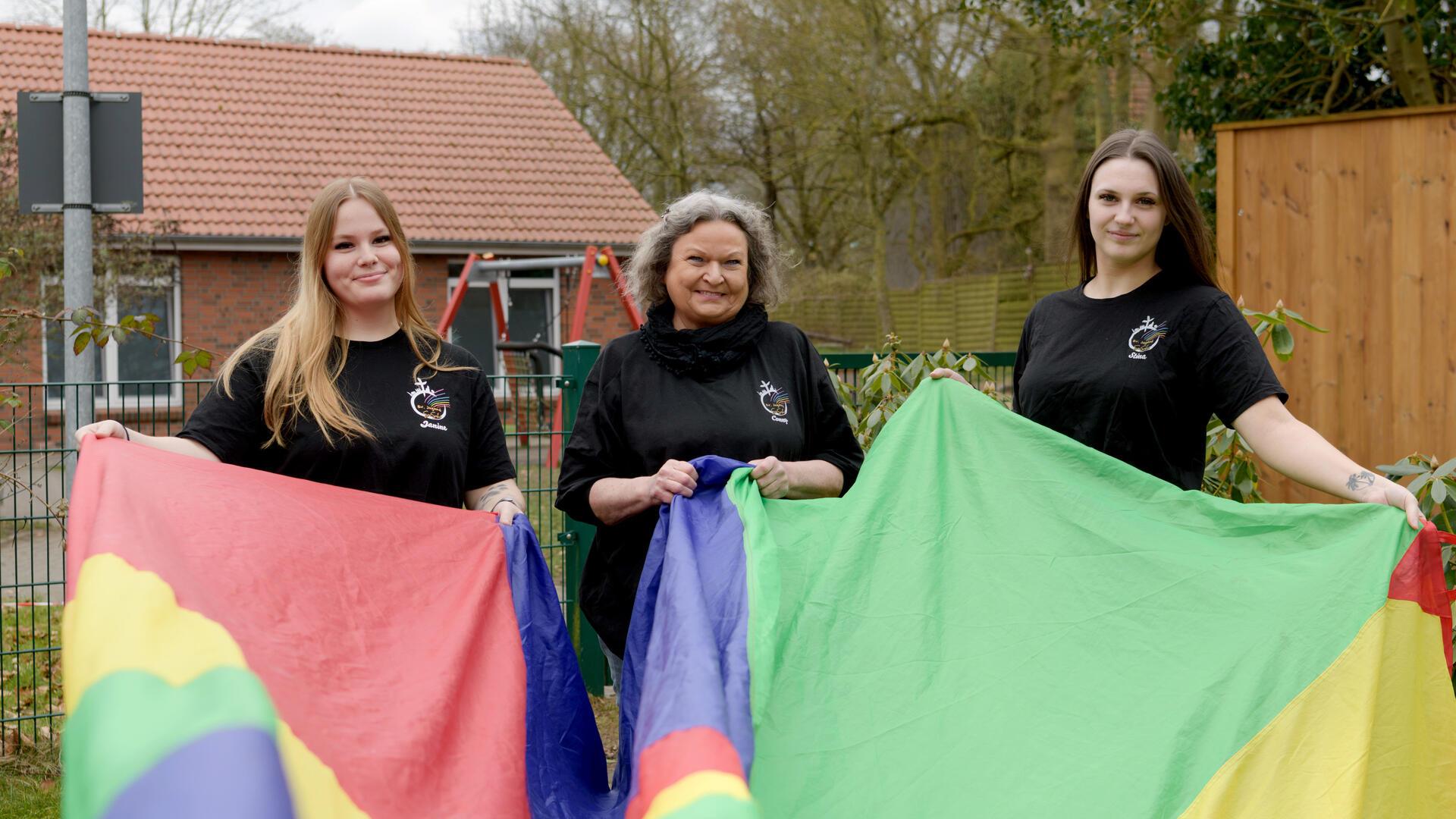 Von links: Janine Schröder, Diakonin Conny Frieden und Stina Junghans mit bunter Decke. Am 14. April sind die Kindermutmachtage in Drangstedt.