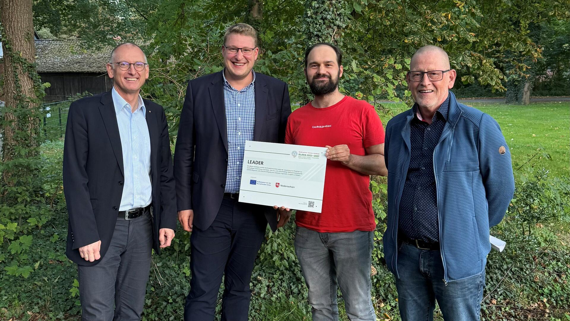 Vier Männer stehen nebeneinander