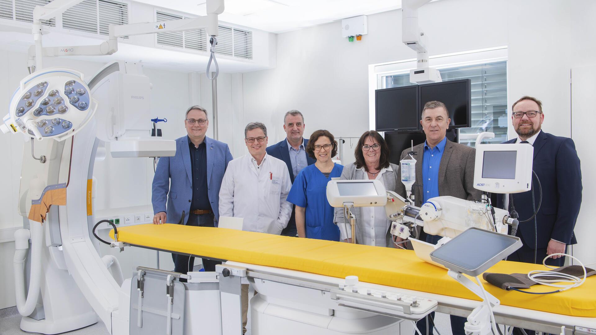 Freuen sich über die Neuanschaffung für die Kardiologie am OsteMed Klinikum: Marco Prietz (Landrat), PD Dr. med. Sebastian Philipp (Chefarzt Elbe Kliniken und OsteMed); Michael Fuisting (Prokurist ); Maria Assitis ( Fachärztin für Innere Medizin und Kardiologie); Dagmar Michaelis ( Pflegedirektorin OsteMed Klinik); Siegfried Ristau (Geschäftsführer Elbe Kliniken und OsteMed) und Rainer Röhrs (Geschäftsführer OsteMed).