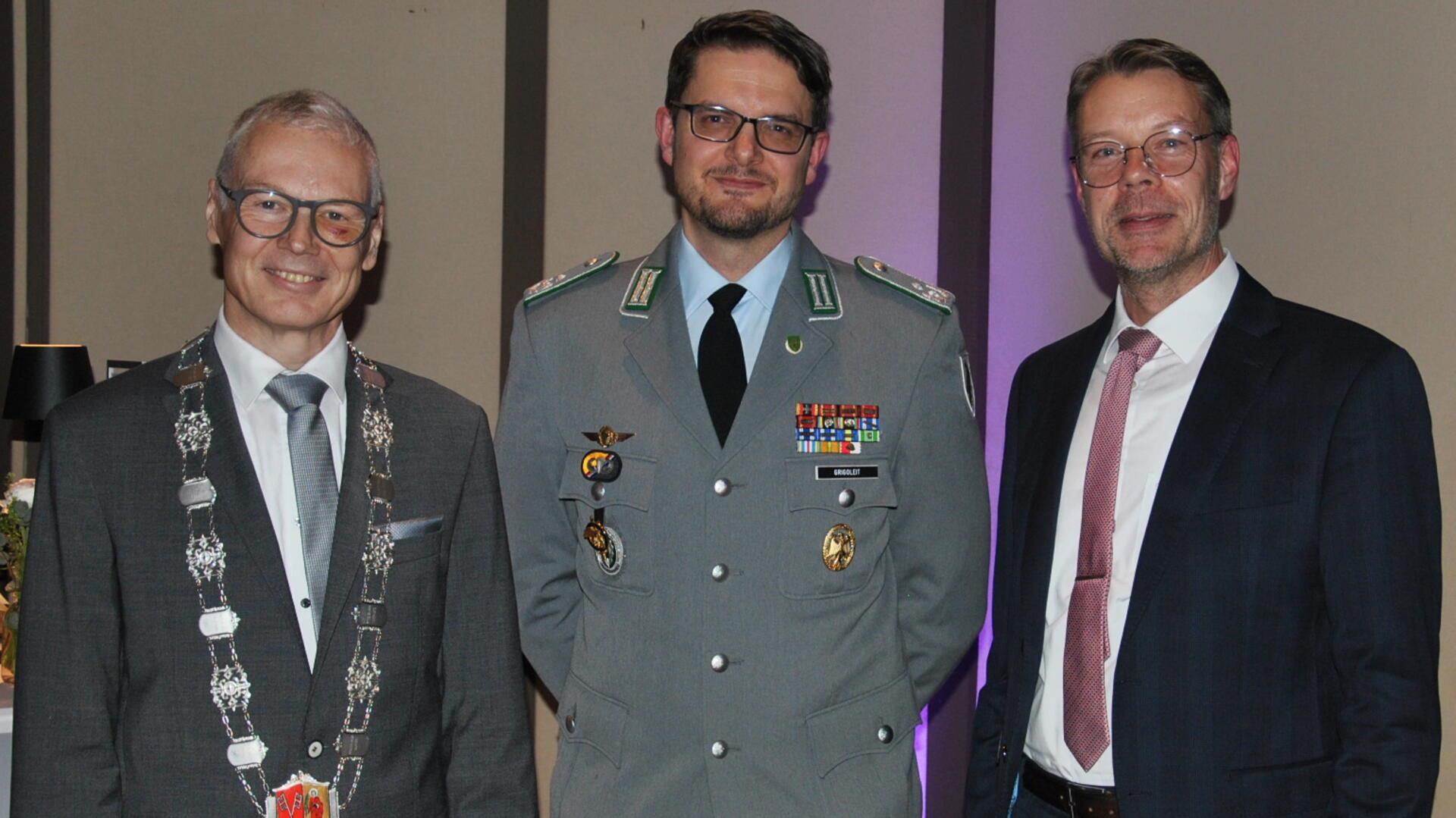 Freuten sich beim 35. Zevener Gespräch über den Besuch von Oberstleutnant Nils Grigoleit (Mitte): Zevens Stadtbürgermeister Jens Petersen (links) und Gemeindedirektor Henning Fricke.