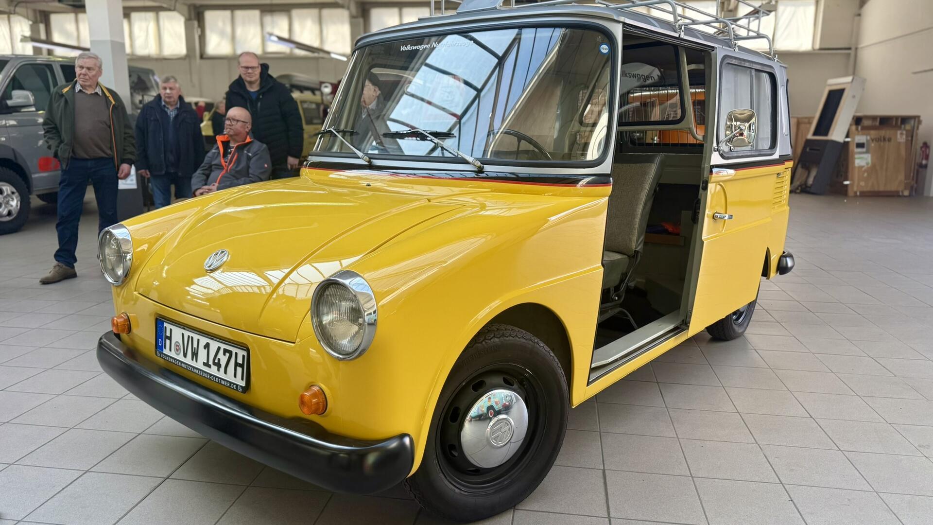 Ein gelb lackiertes Auto steht in einer Halle.