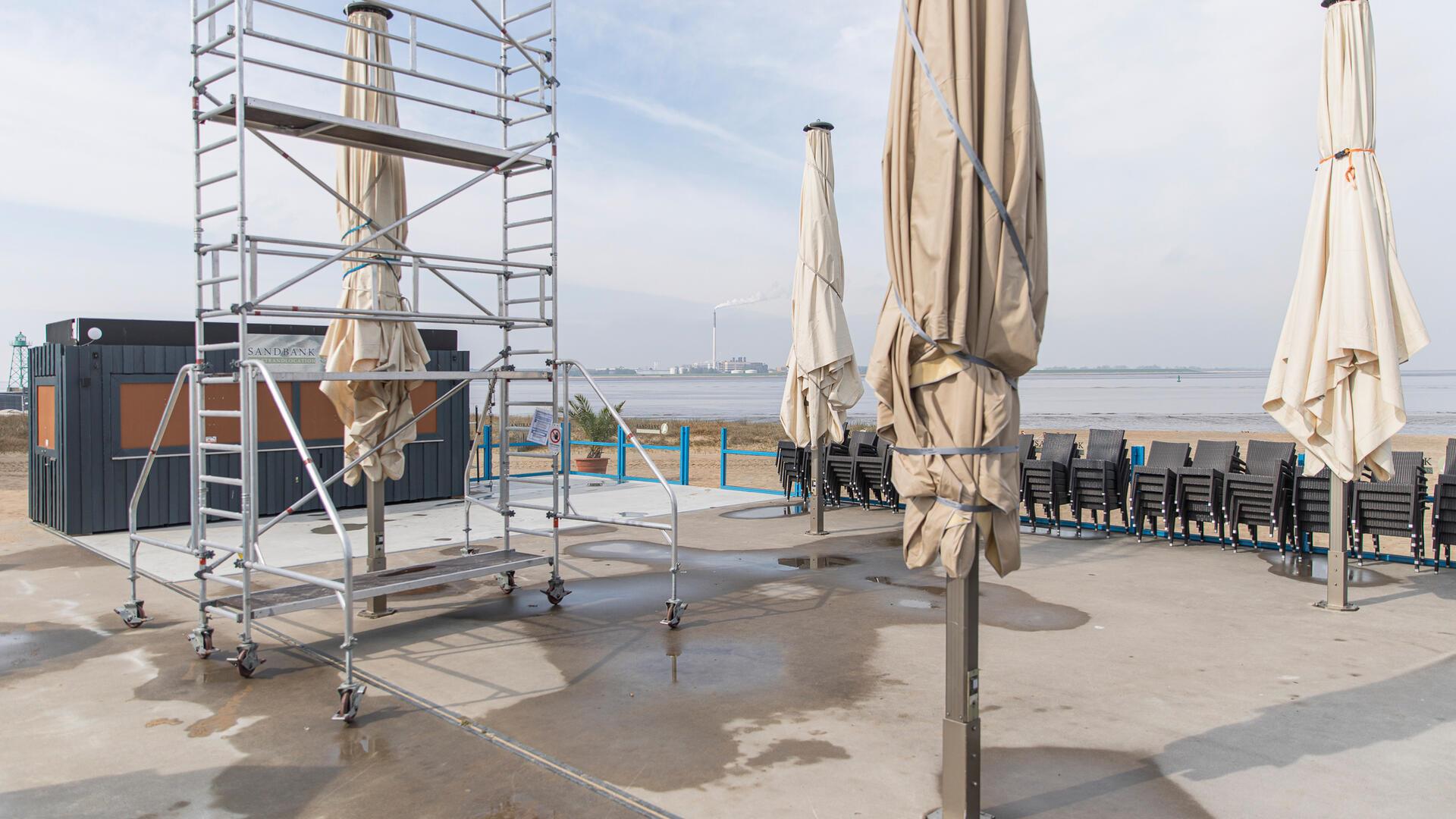 Frisch aufgestellt: Neue Schirme warten am Stadtstrand auf sonnige Tage.