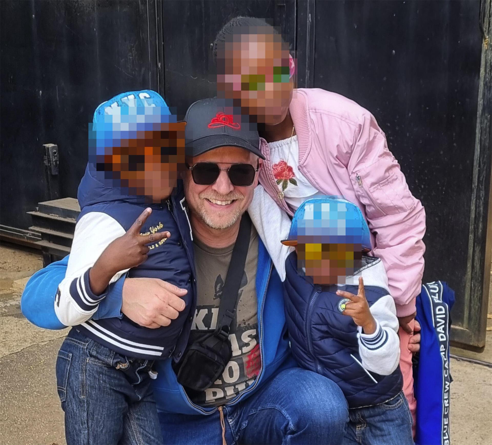 Uwe Kudlick mit seinen drei Adoptivkindern