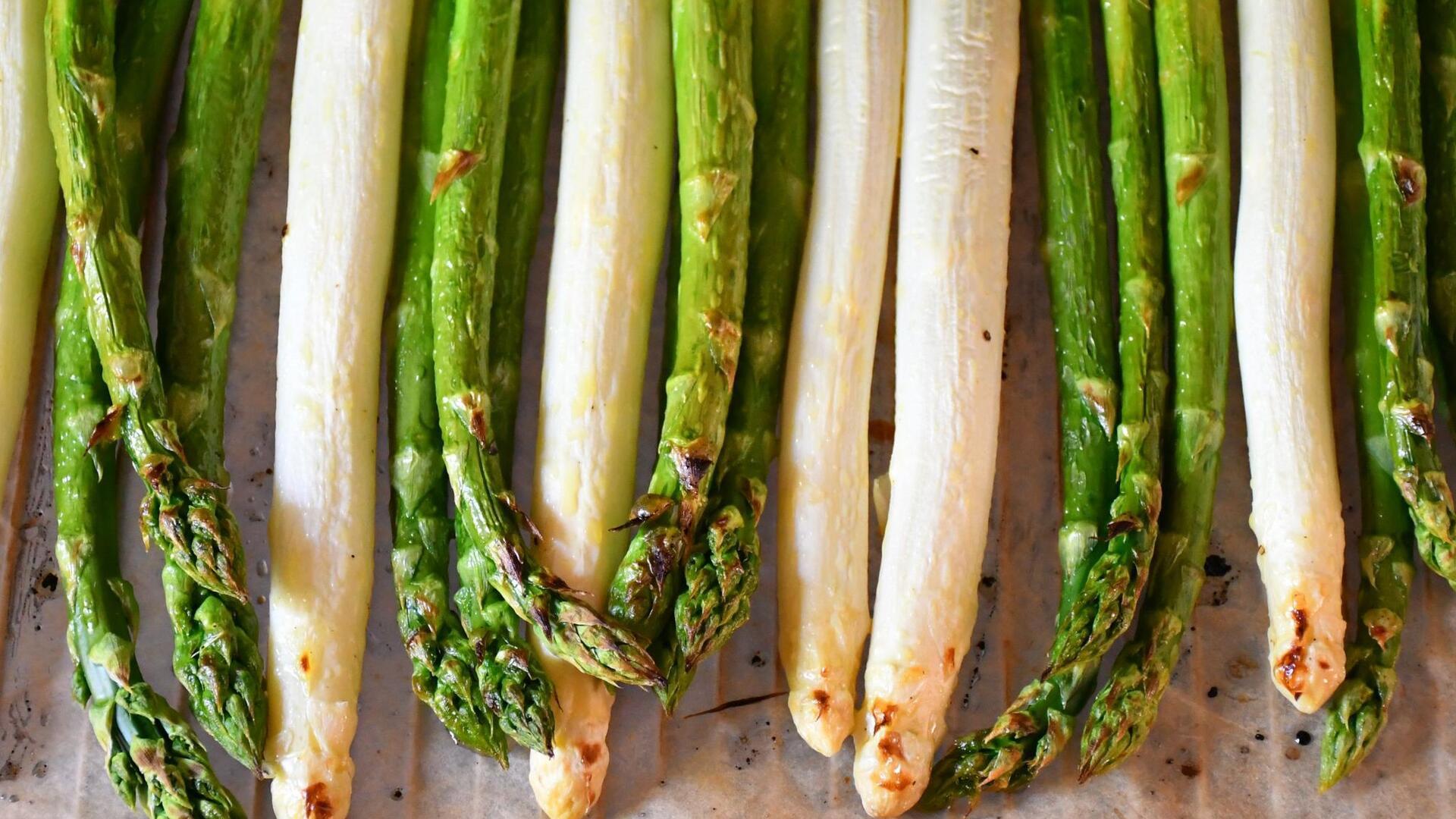 Grüner und weißer Spargel liegt nebeneinander. 