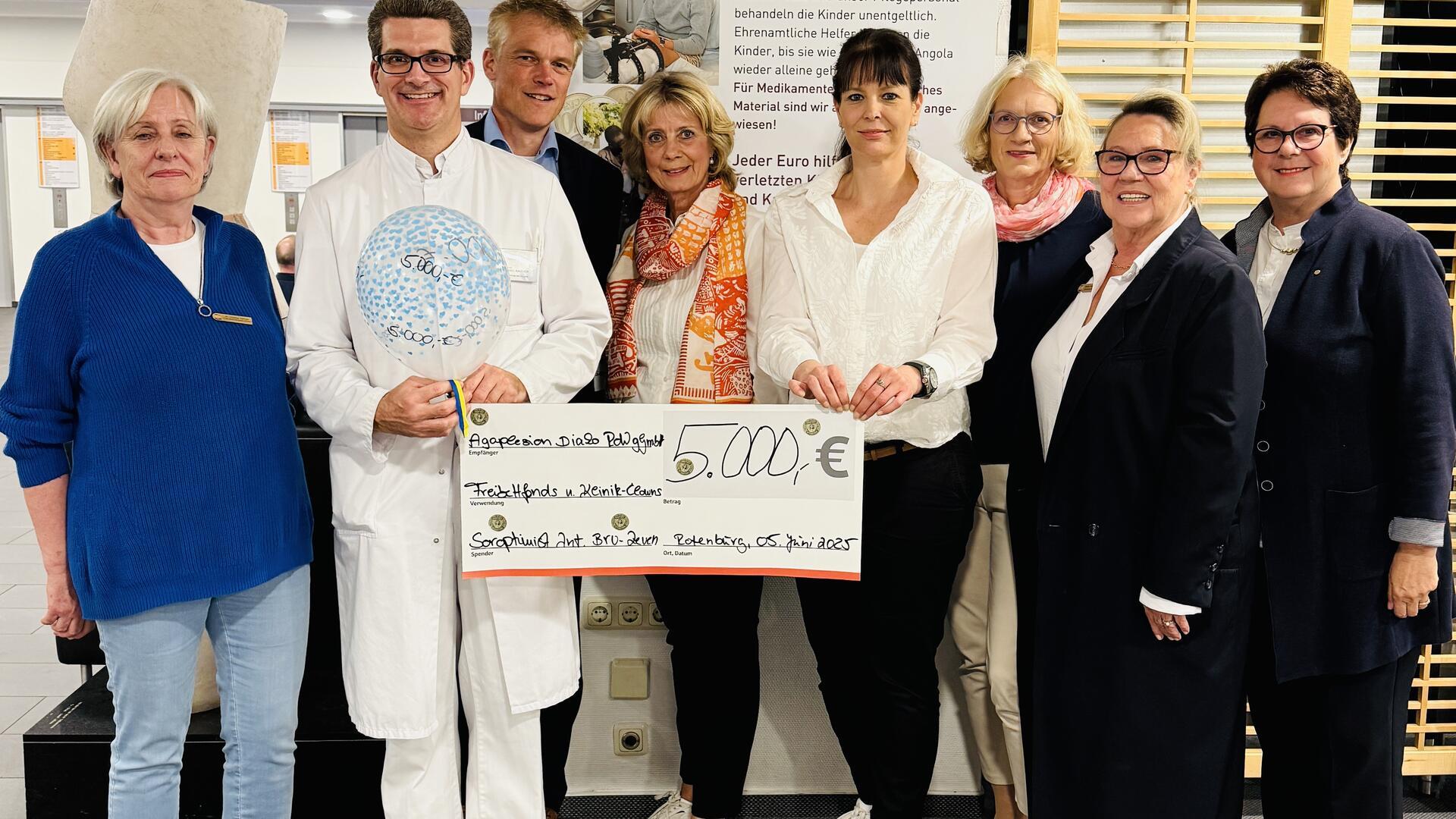 Fröhliche Gesichter bei der Spendenübergabe im Rotenburger „Diako“: Professor Max Daniel Kauther (Zweiter von links) und Lars Wißmann mit den Clubschwestern Dr. Therese Gerken (von links), Marina Schomacker, SI-Präsidentin Nadine Eckhoff, Maren Grabau, Susanne Teichmann und Marlies Holst.