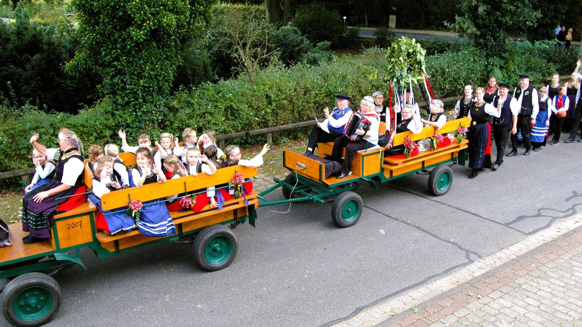 Fröhliche Kinderschar bei einem früheren Umzug