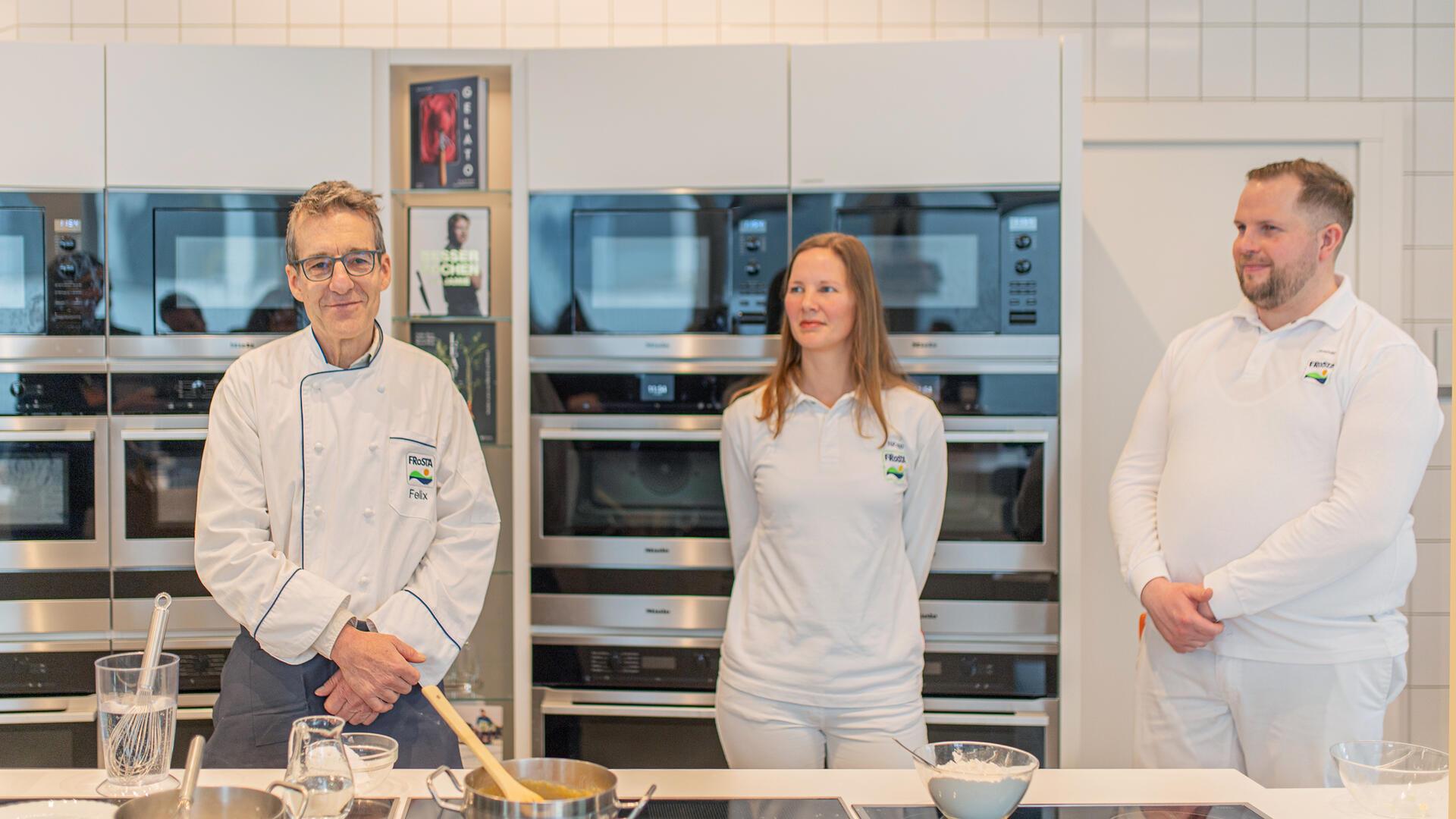 Frosta-Vorstandsvorsitzender Felix Ahlers steht selbst hinter dem Herd. Nena Knopp und Jasper Faßhauer übertragen die Rezepte auf die Großproduktion.