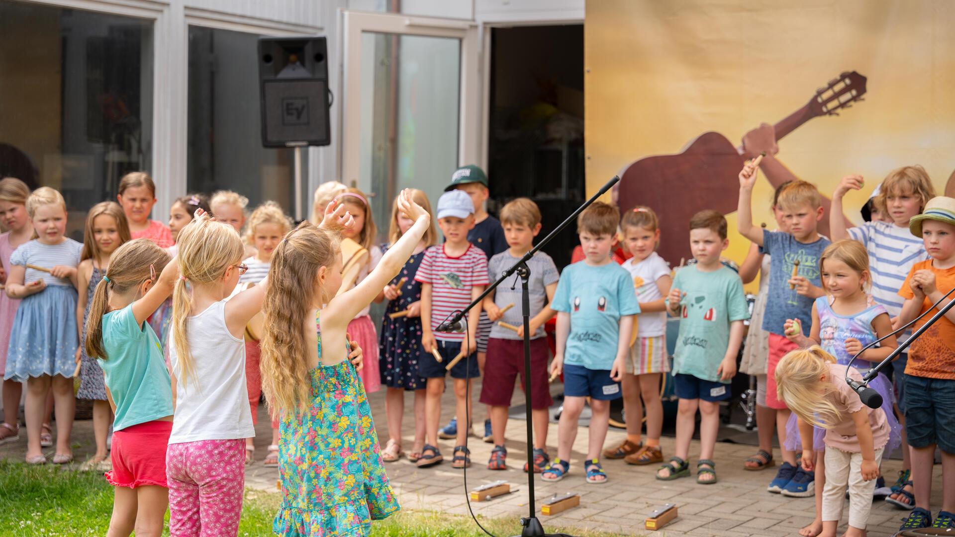 Früh übt sich – bei dem Sommerfest der Kreismusikschule wurden selbst die kleinsten Musiker zu großen Dirigenten.