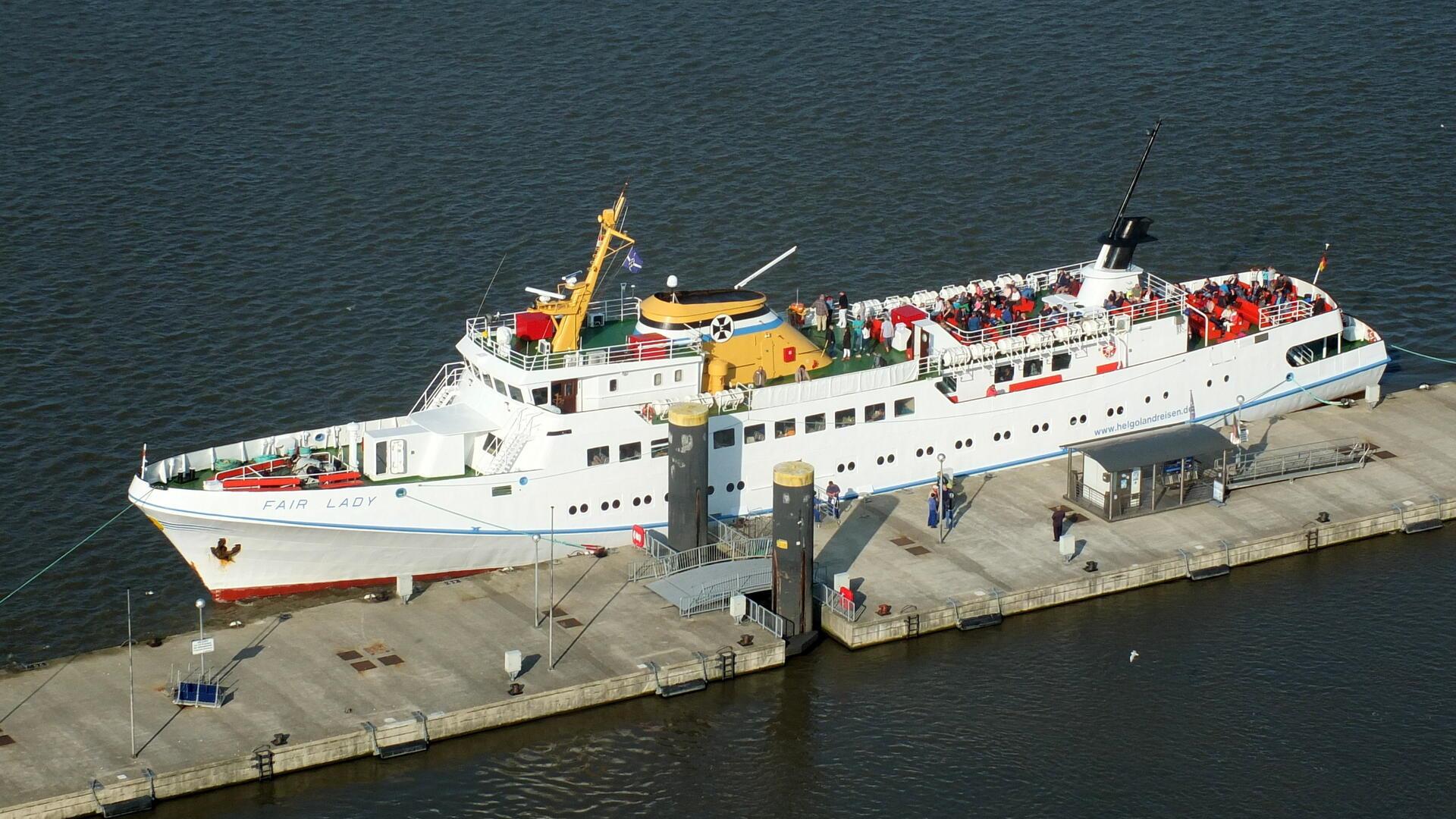 Ein Seebäderschiff  in Bremerhaven. Frühes Aus für einen bewährte Helgoland-Verbindung: Das Seebäderschiff „Fair Lady“ liegt aktuell mit technischem Defekt in der Werft. Die Saison ab Bremerhaven endet damit unerwartet früh.