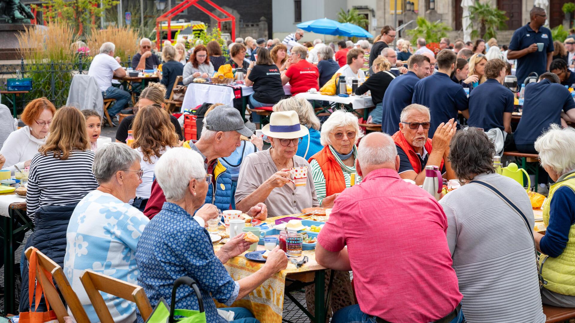 Frühstück unter freiem Himmel: Der Bürger-Brunch bringt Menschen in Bremerhaven zusammen – und sammelt Spenden für das Projekt „Schulfrühstück“.