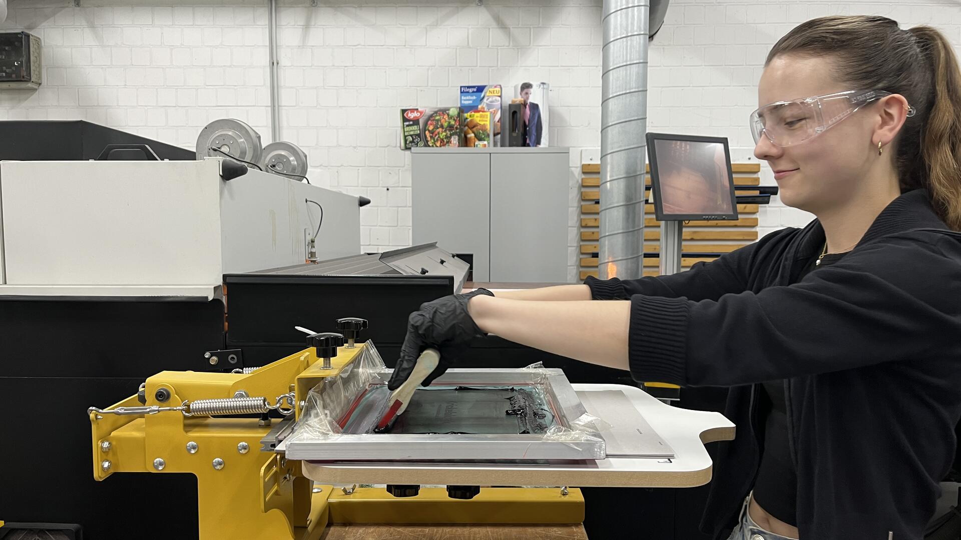 Fünf Studentinnen arbeiten gemeinsam an einer Kampagne im Rahmen des Studiengangs Digitale Medienproduktion. In der Druckerei Müllerdietzen durften sie hierfür ihre Beutel bedrucken.